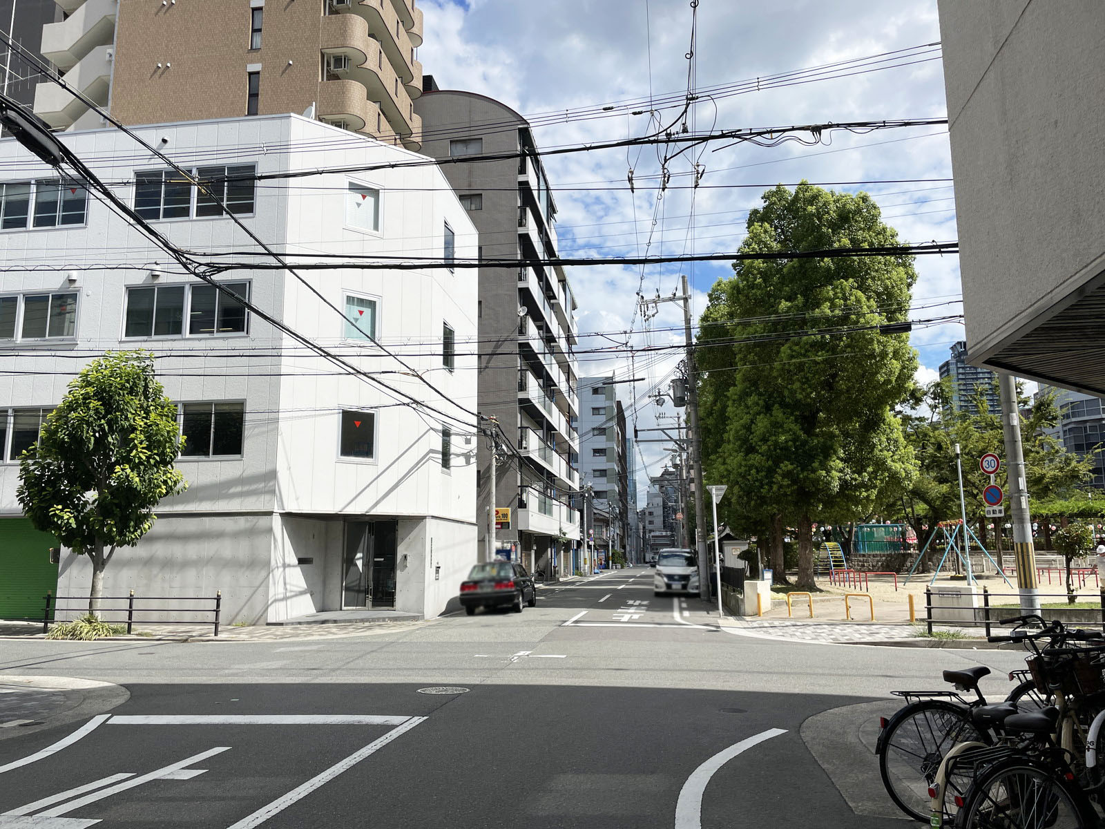 合椎ビル前面の通り