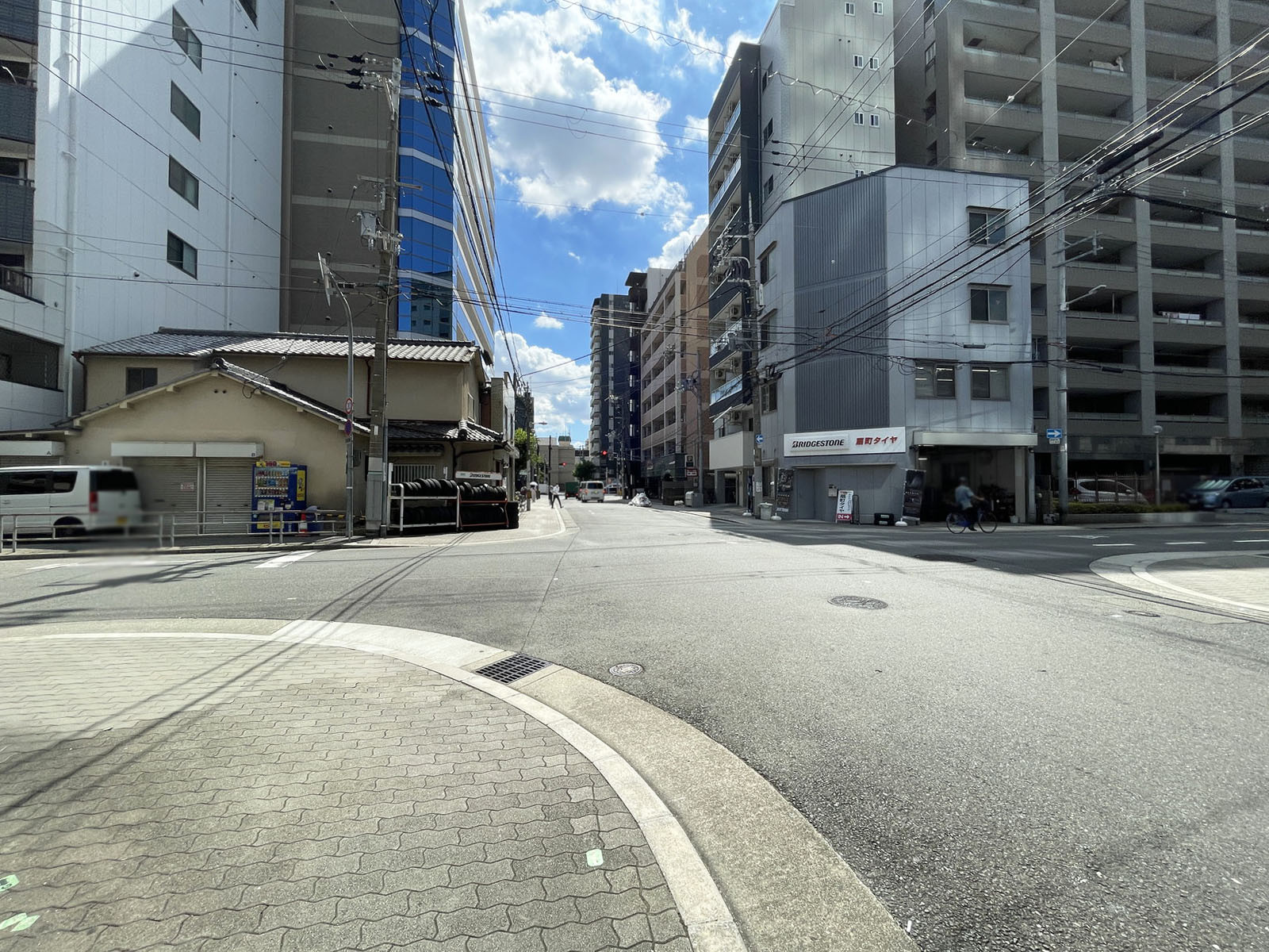 日建インテリジェント松ヶ枝前面の通り
