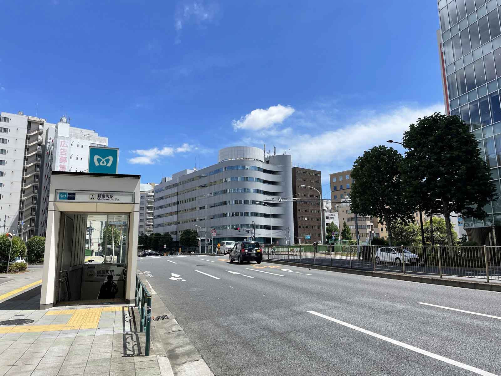 メトロシティ築地新富町前面の新大橋通り