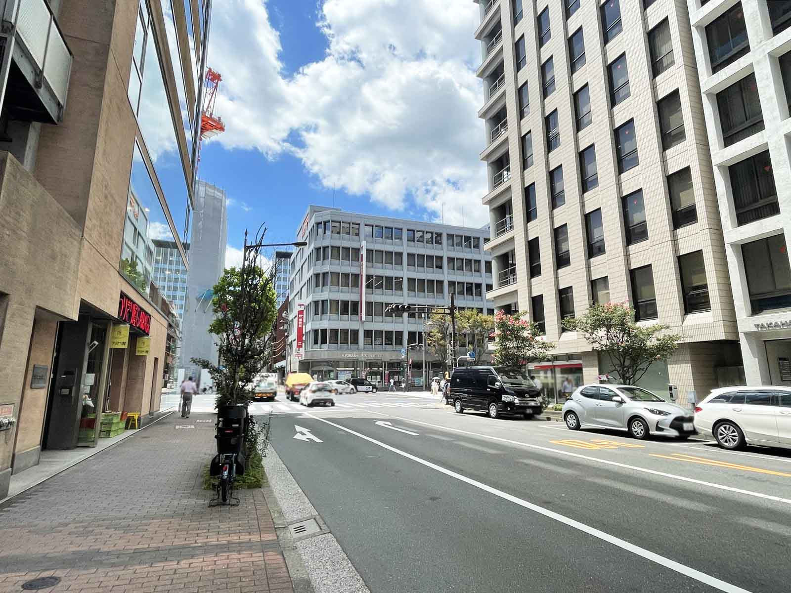 Daiwa築地ビル前面の平成通り