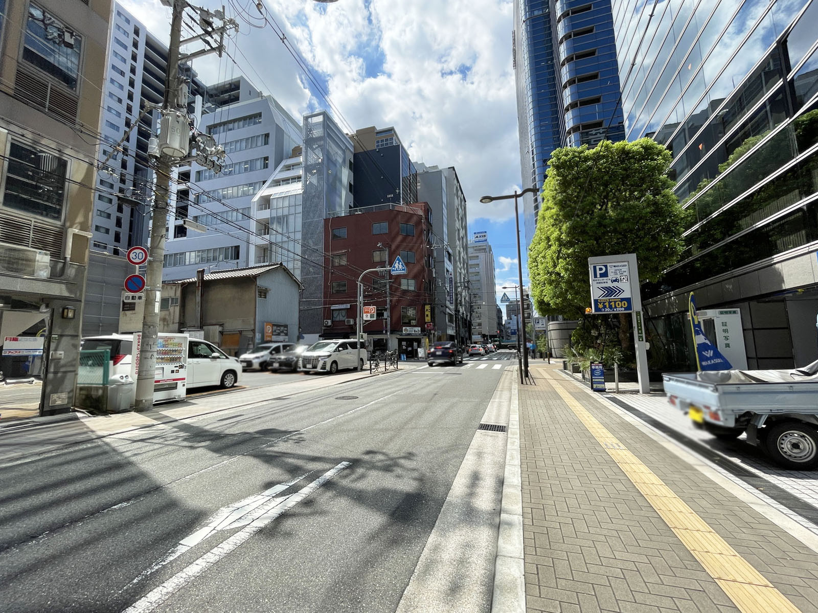 若杉センタービル別館前面の通り