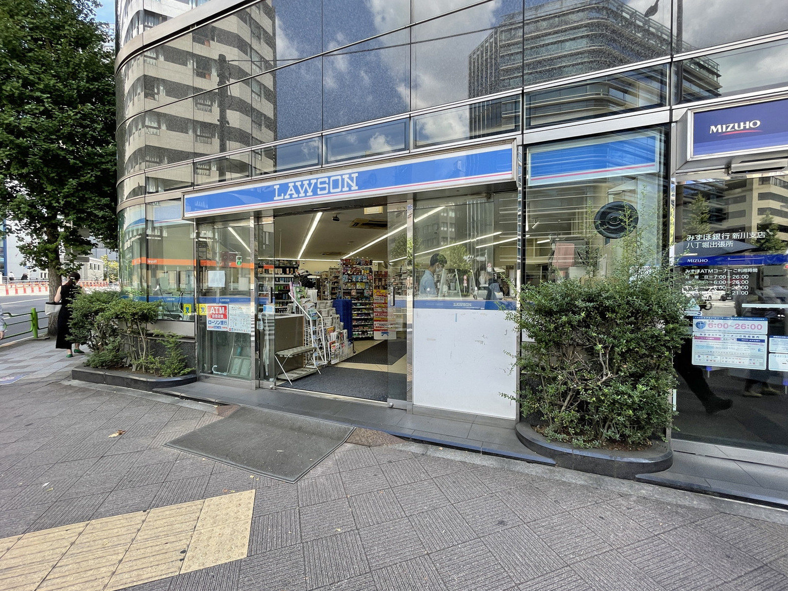 徒歩2分のローソン八丁堀2丁目店