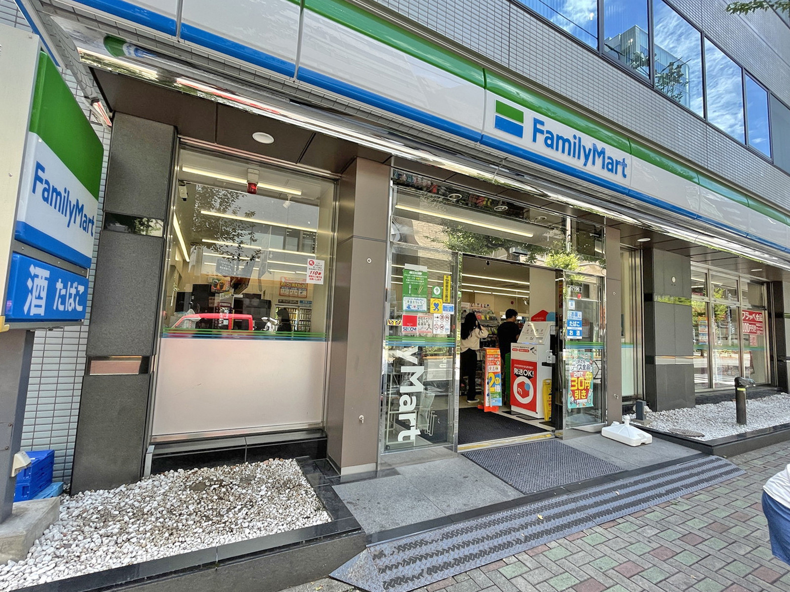 徒歩1分のファミリーマート日本橋小学校前店