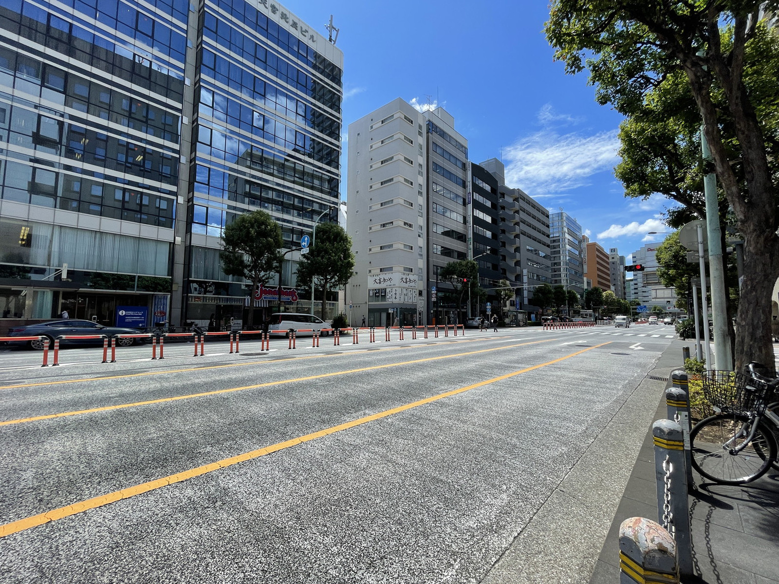 三原堂本店ビル前面の通り