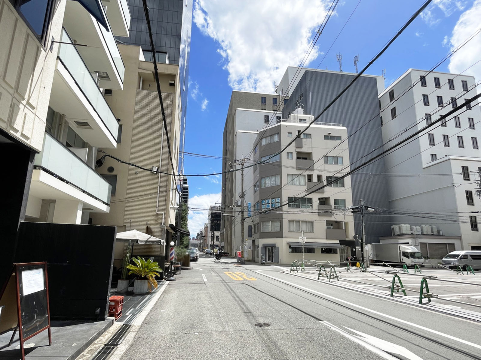 南船場大阪産業ビル前面の通り