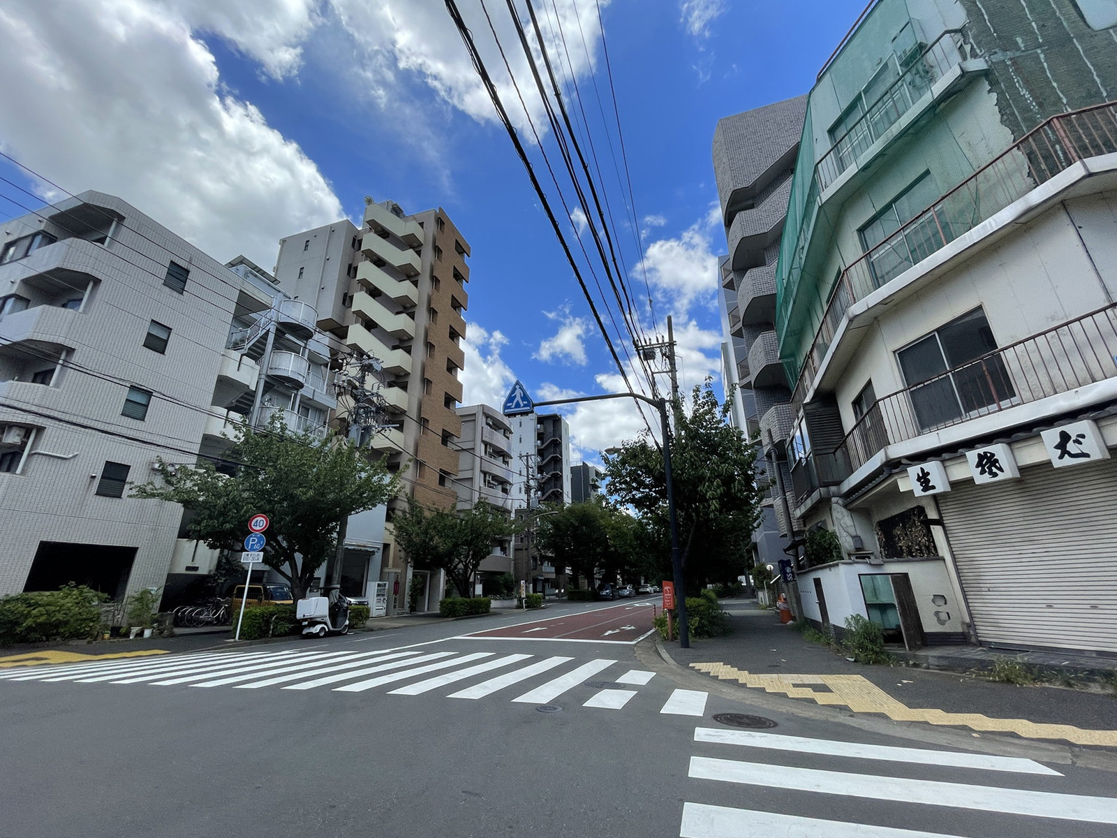 アスカビル前面の通り