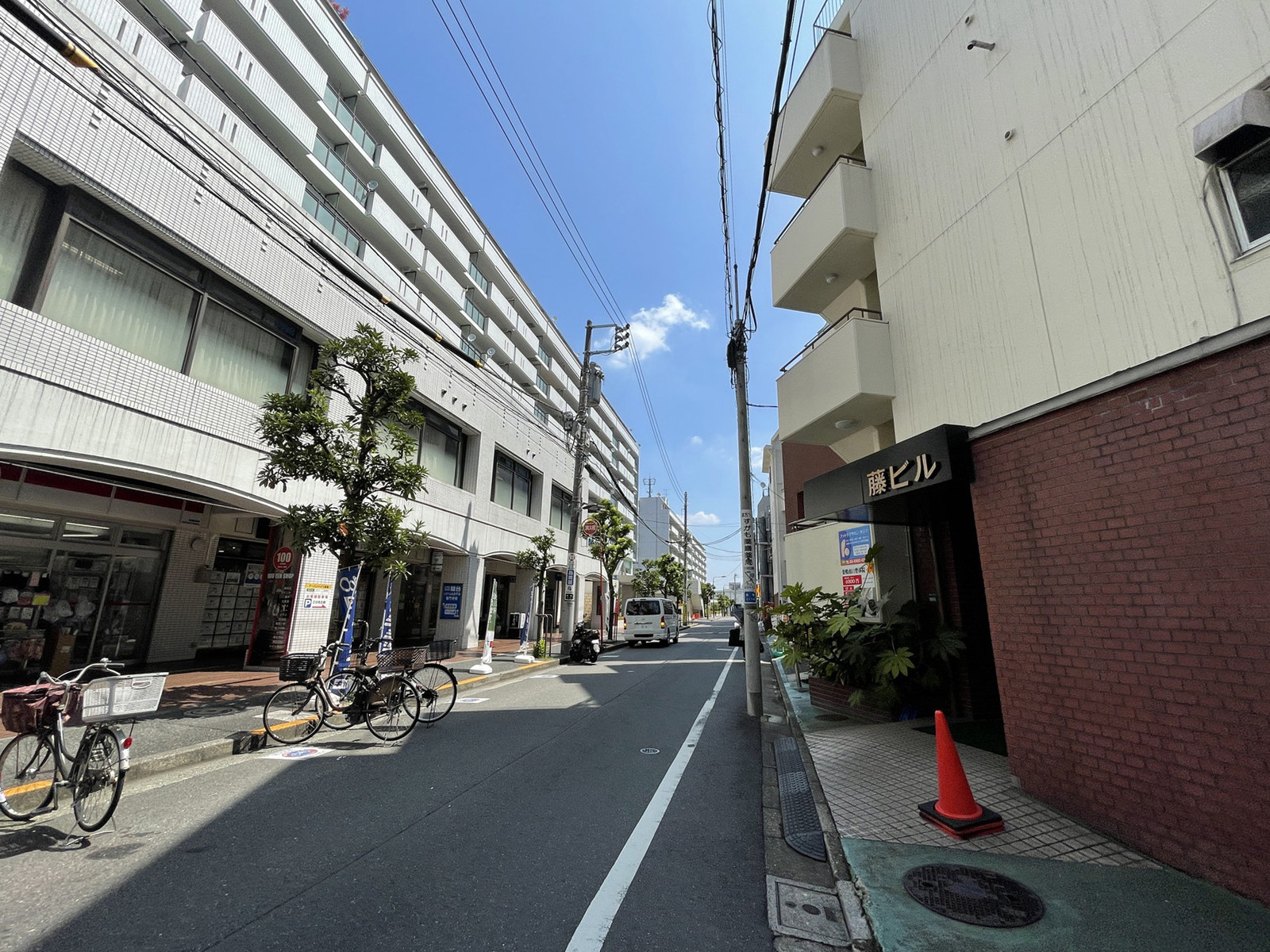 藤ビル前面の通り