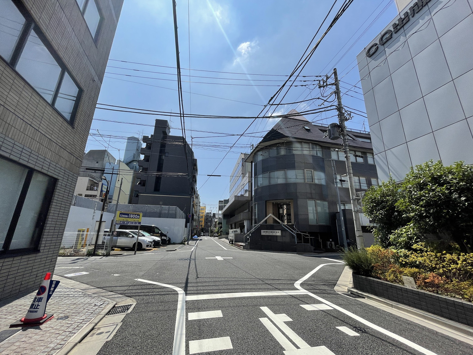 第3グロビスビル前面の通り