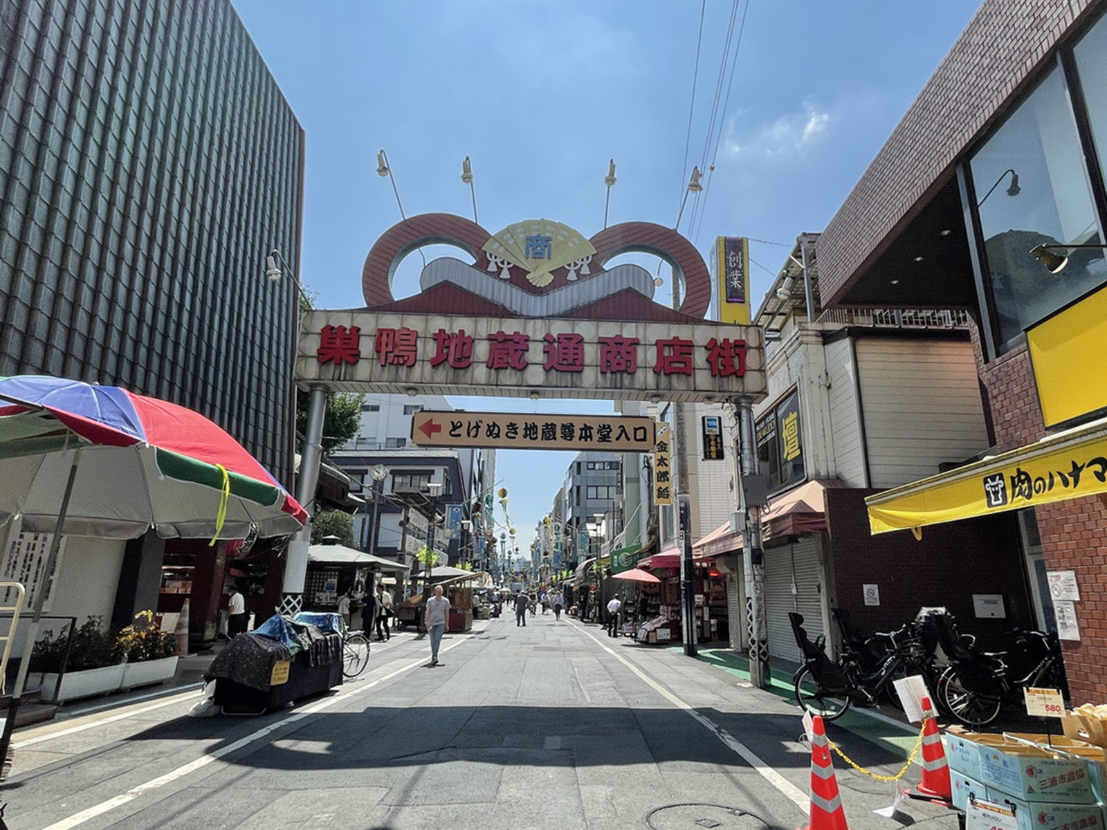 付近の巣鴨地蔵通り商店街