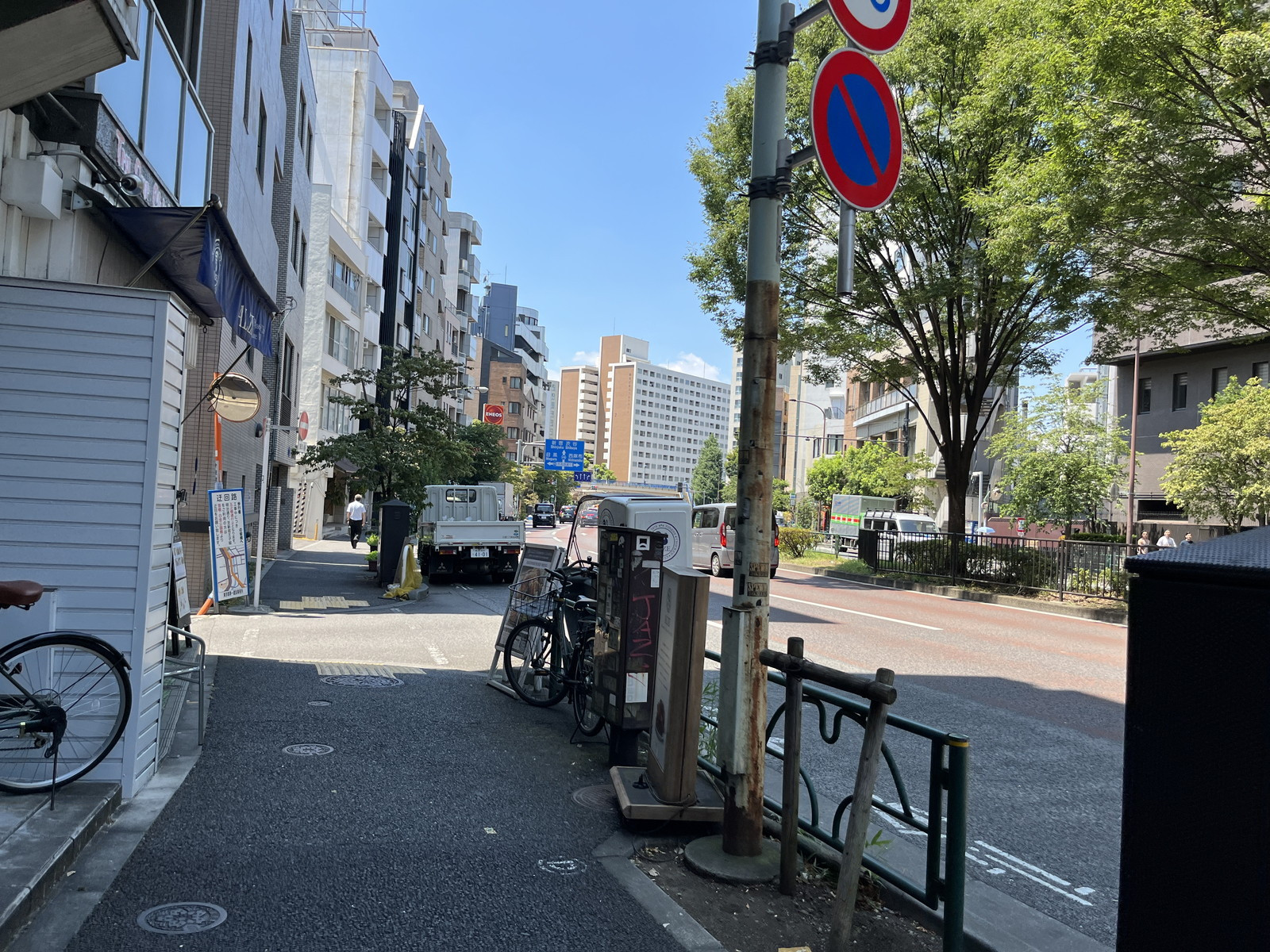 S3南麻布ビル前面の明治通り