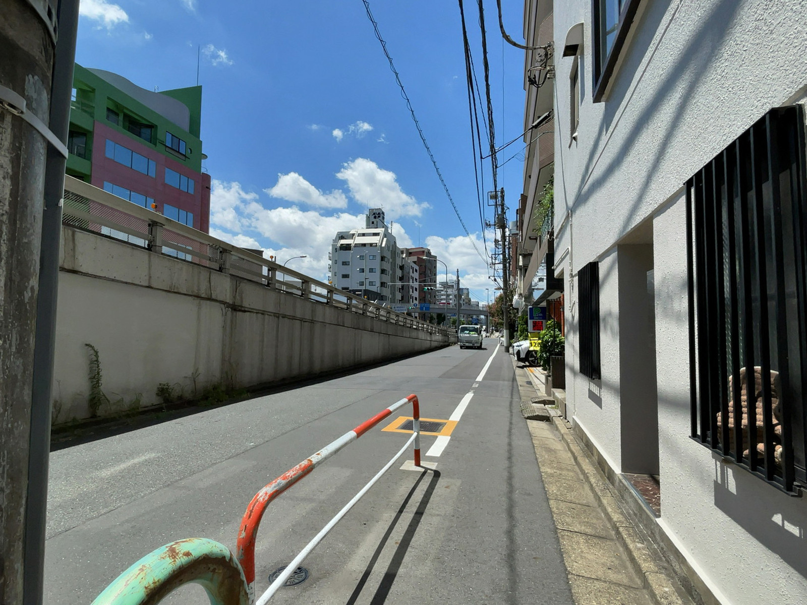 しらひげビル前面の通り
