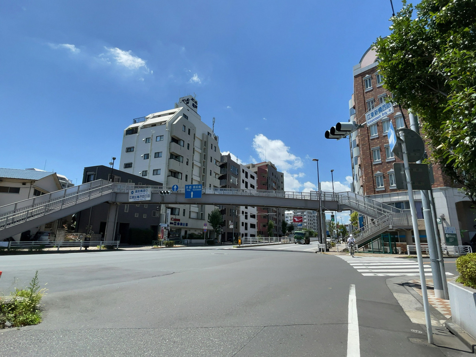 ビル前の蔵前橋通り
