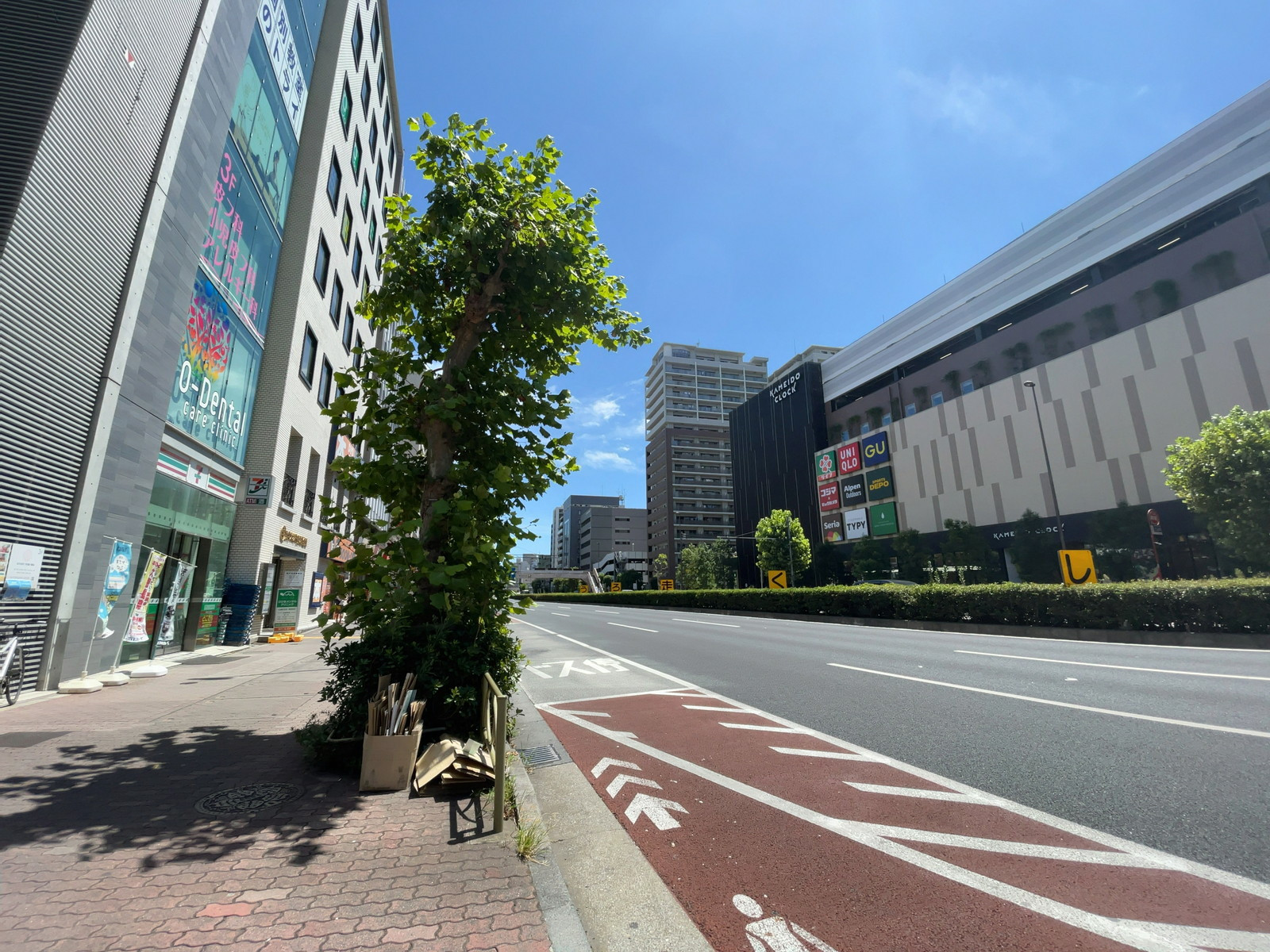 亀戸東口駅前ビル前面の通り