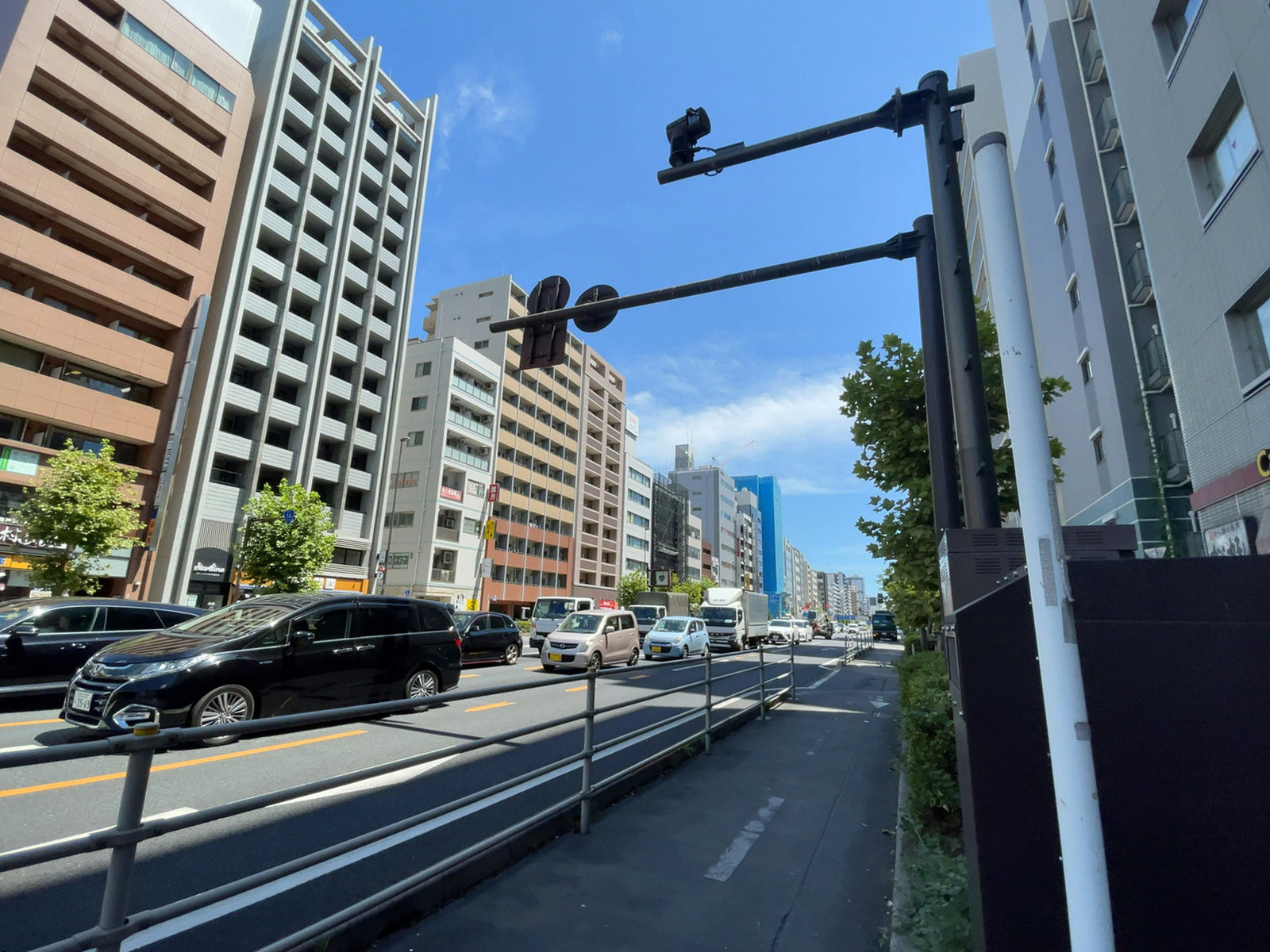 日土地亀戸ビル前面の京葉道路