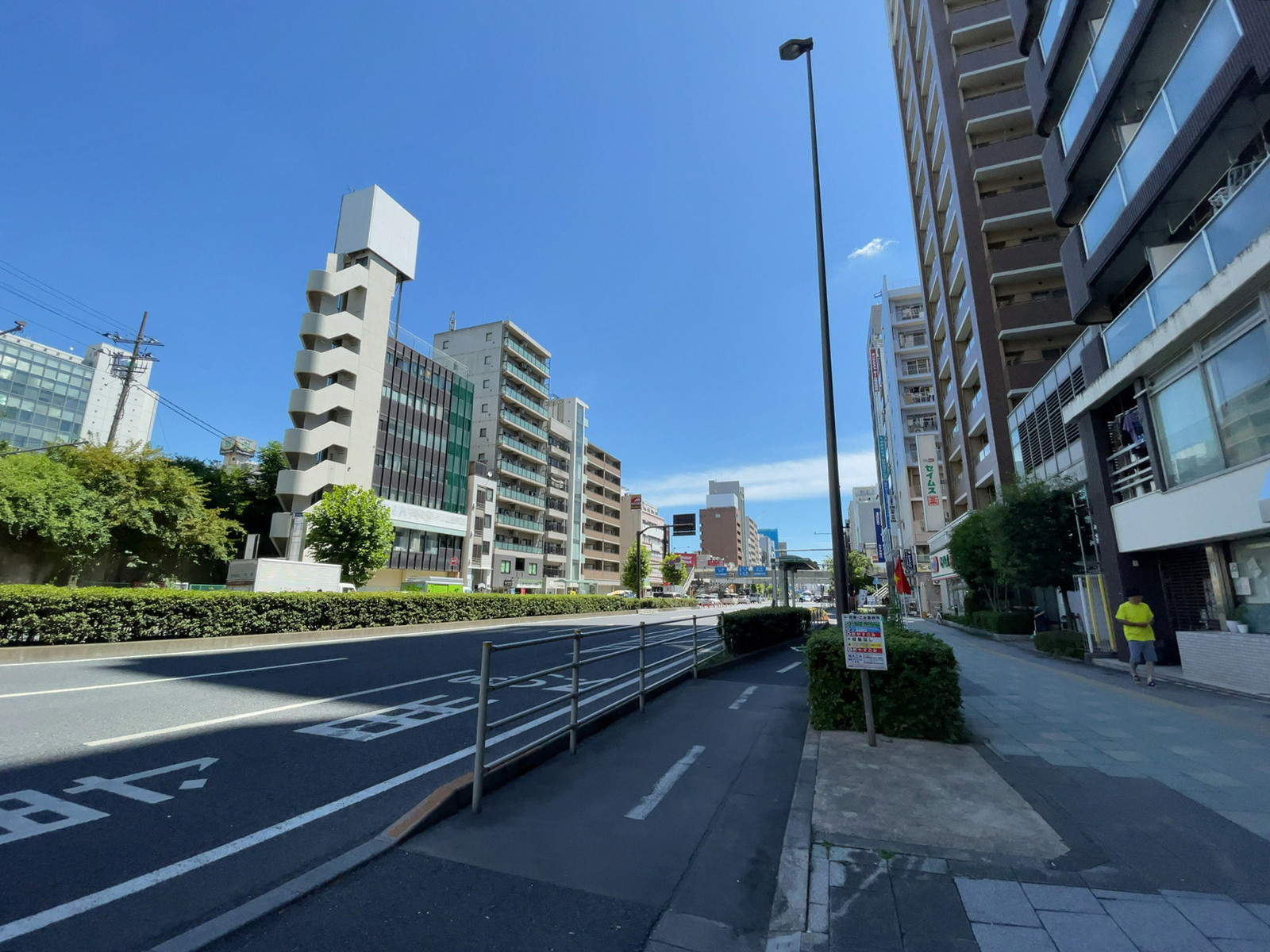 朝日生命江東ビル前面の京葉道路