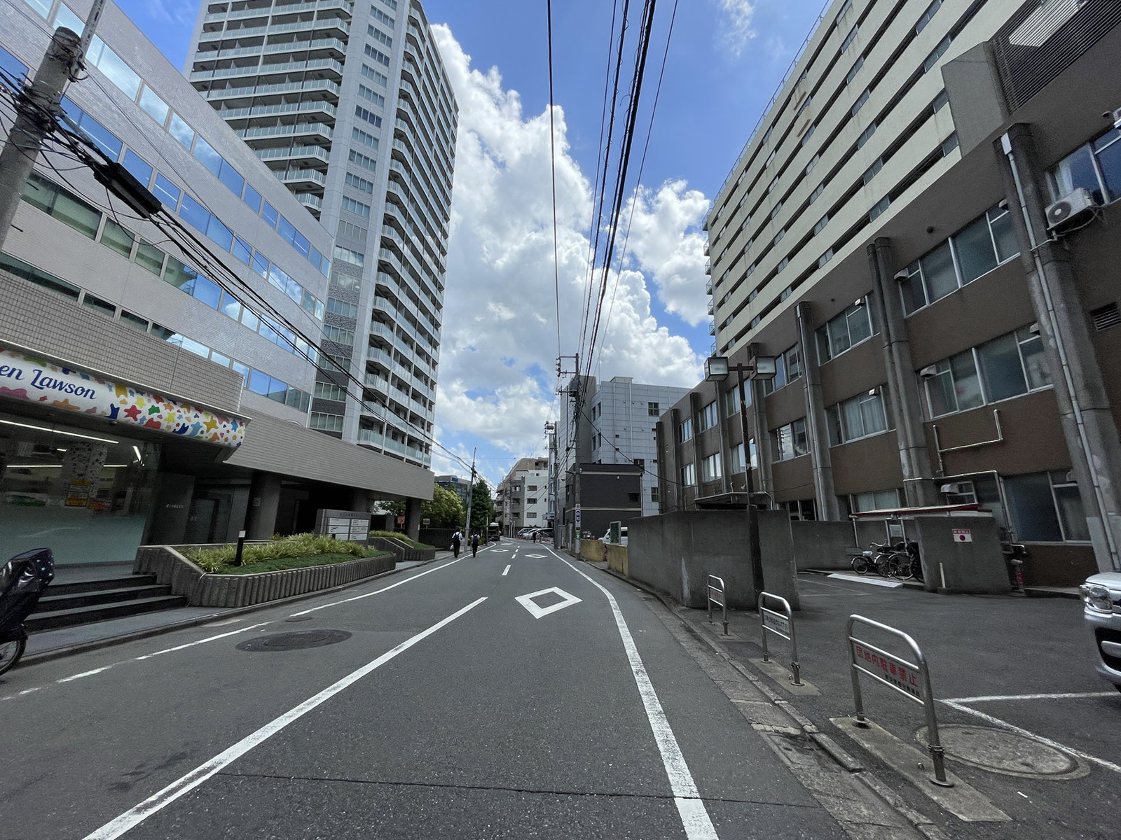 オーク大塚ビル前面の通り
