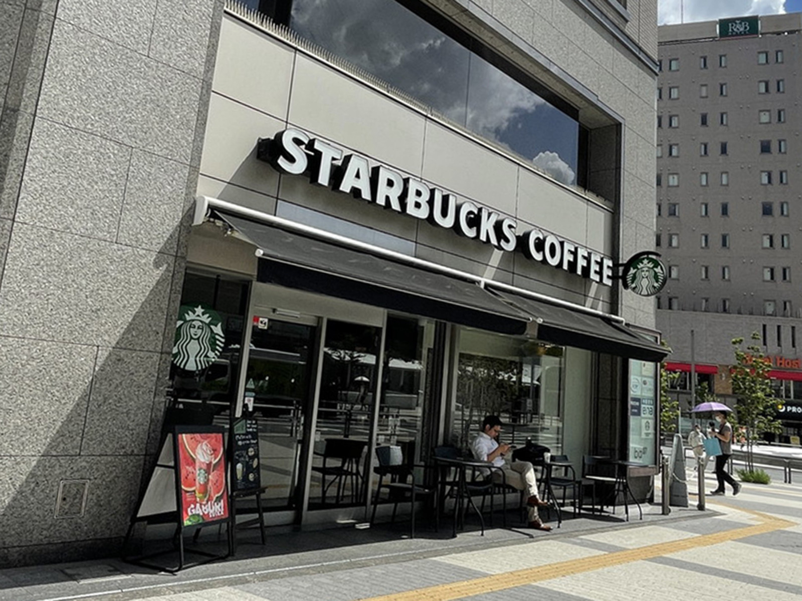 徒歩2分のスターバックスコーヒー大塚駅前店