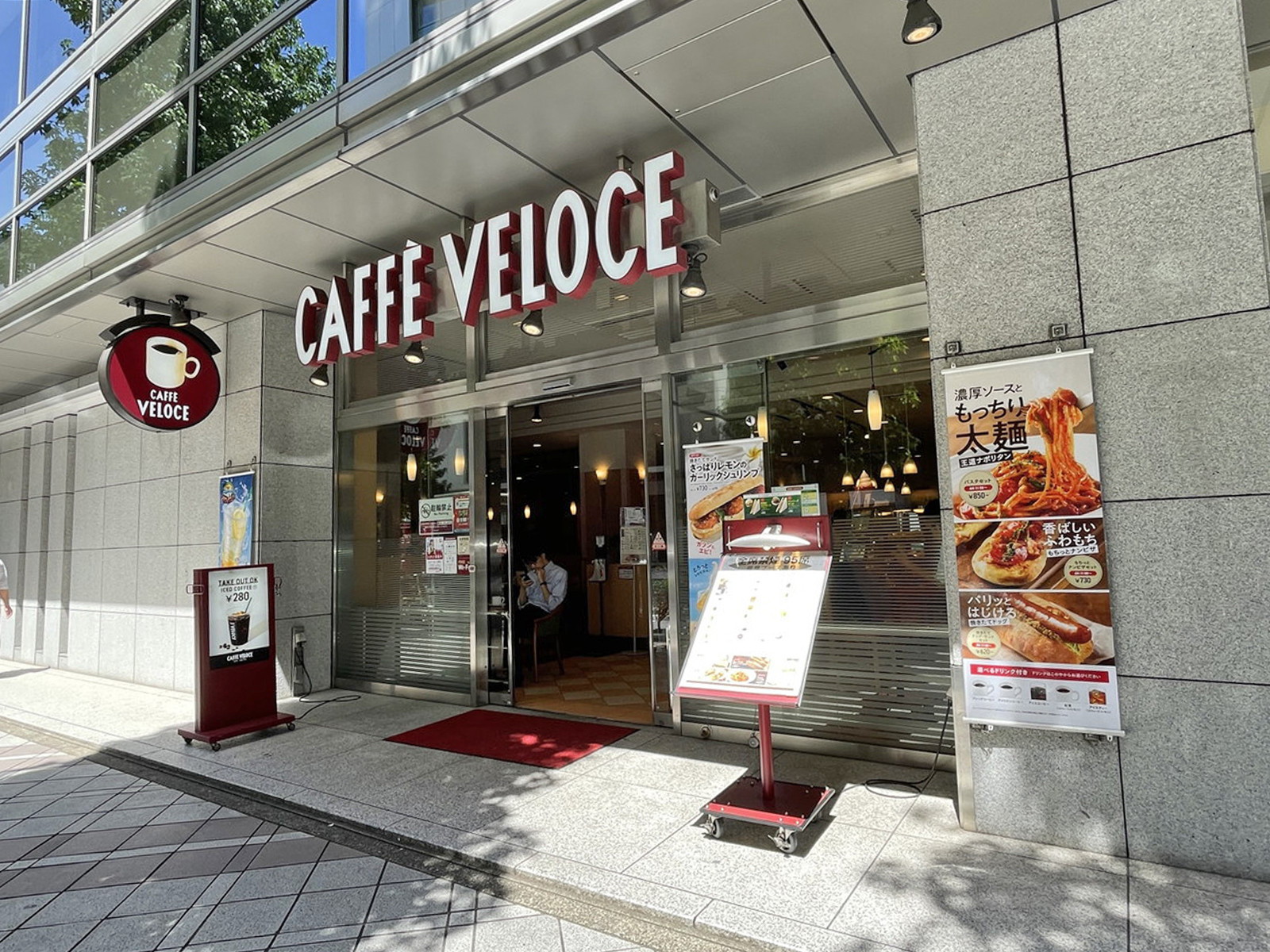 向かいのカフェ・ベローチェ日本橋堀留町店