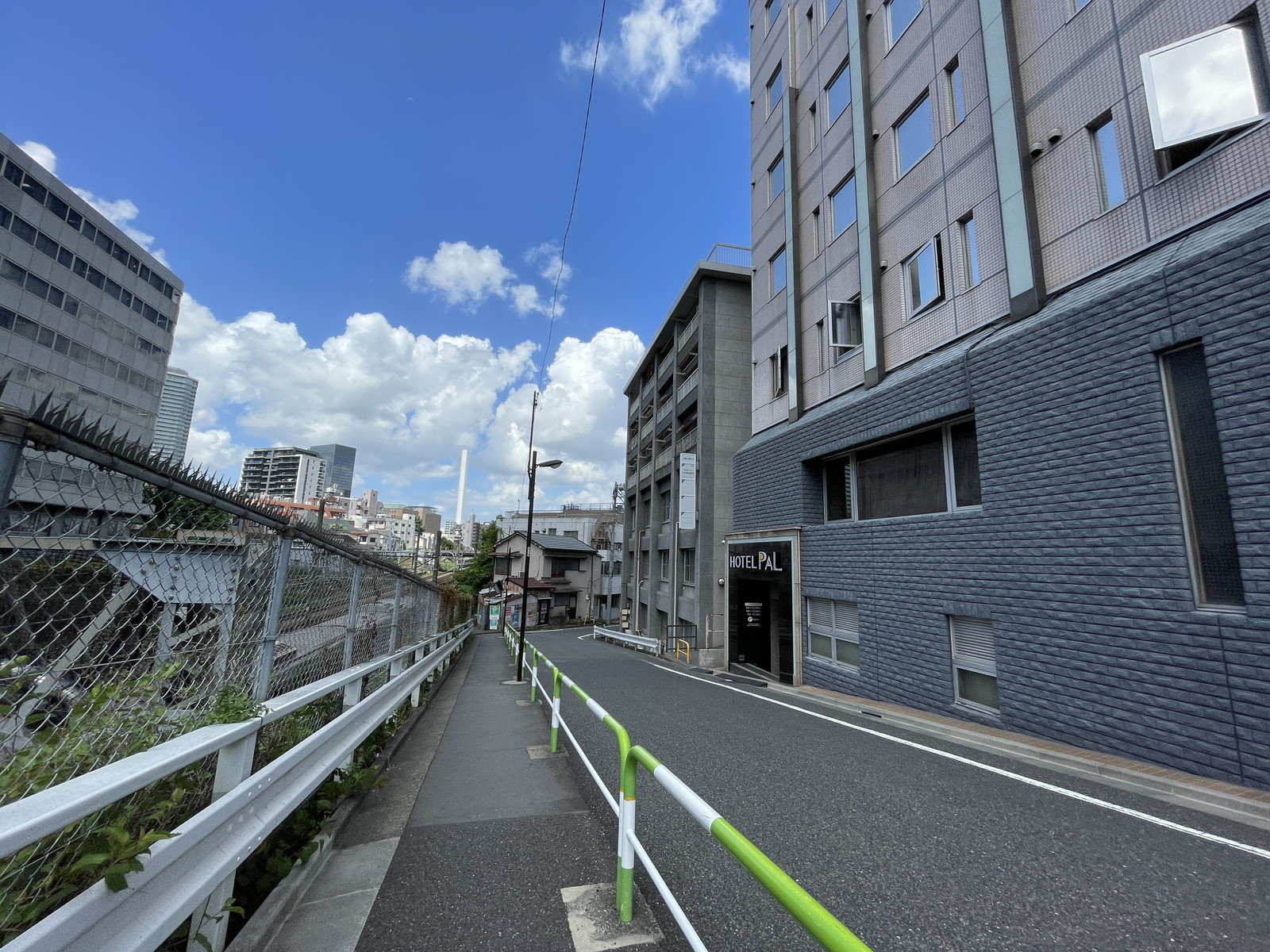 三恵大塚ビル前面の通り