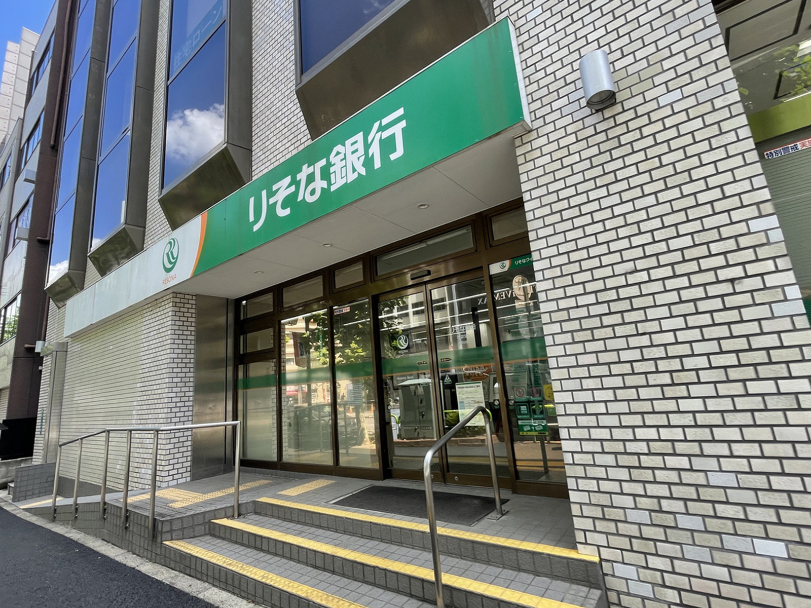 付近のりそな銀行ATMコーナー