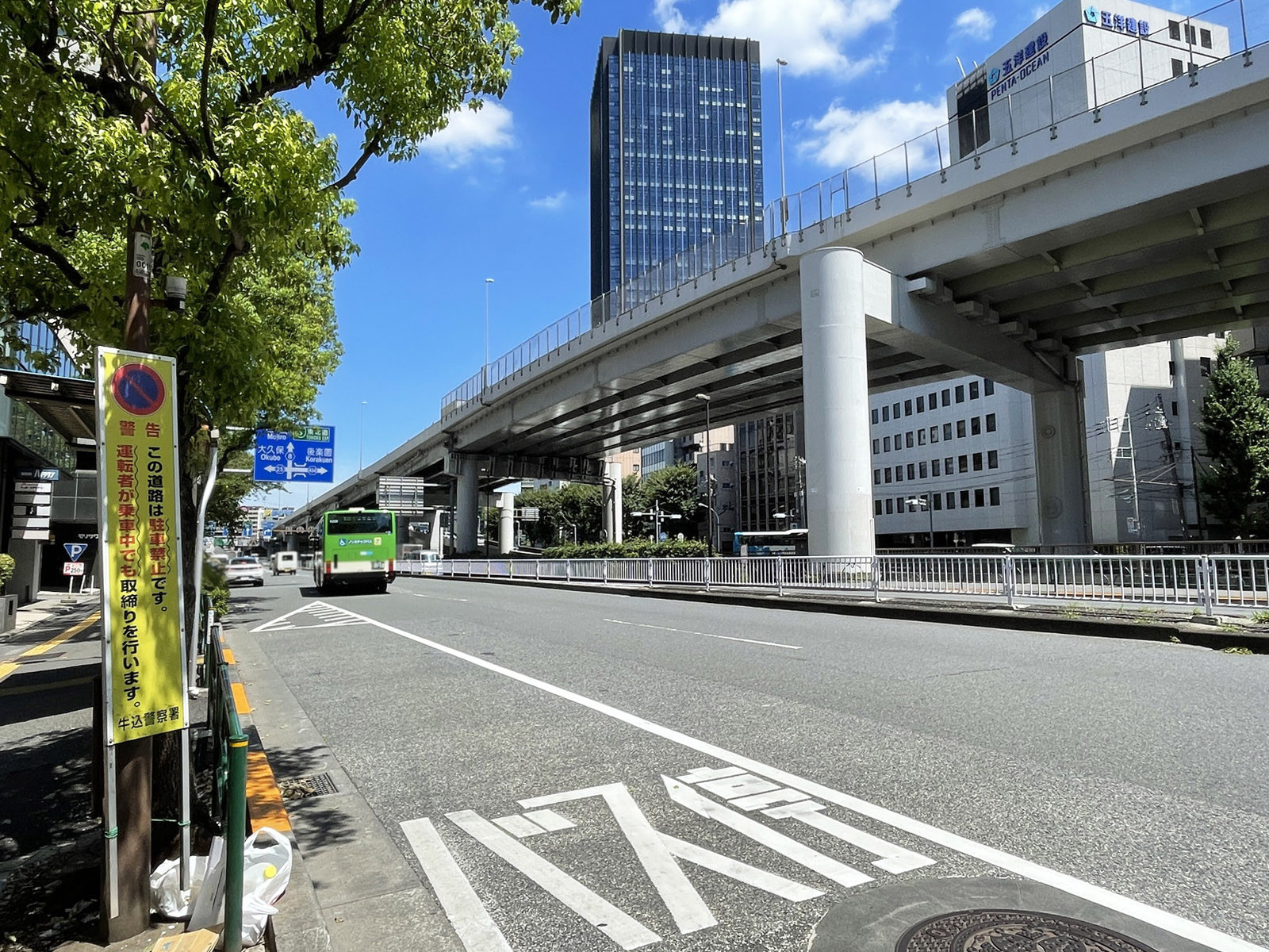 小林ビル前面の目白通り