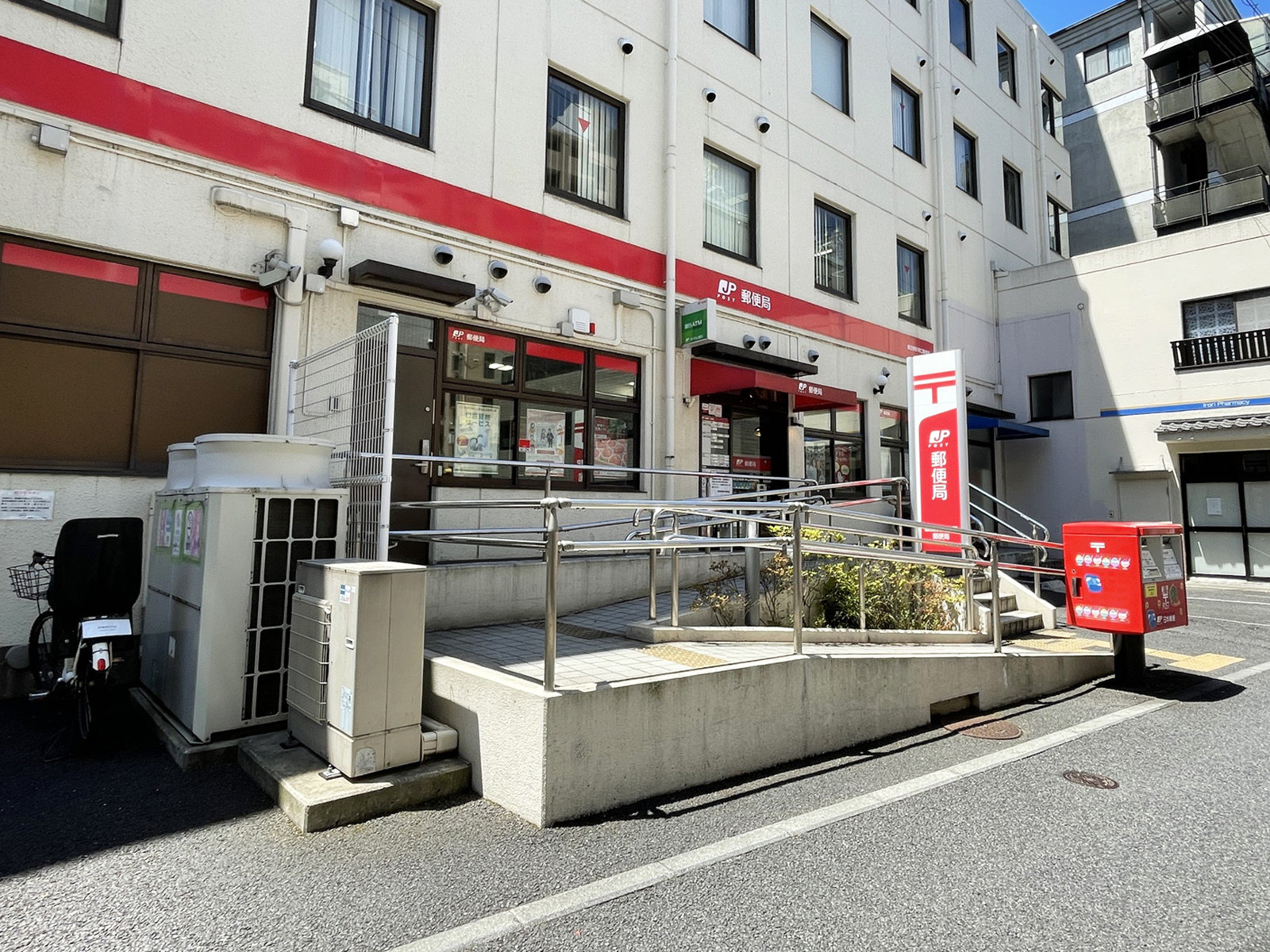 徒歩2分の飯田橋駅東口郵便局
