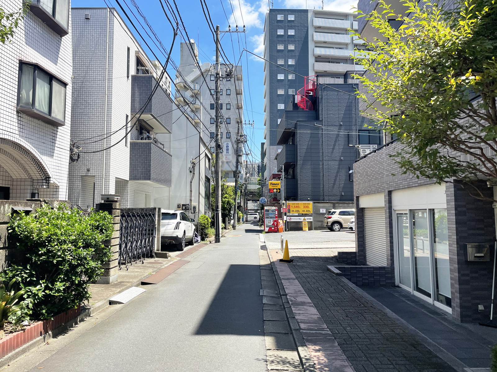 サンライズビル2前面の通り