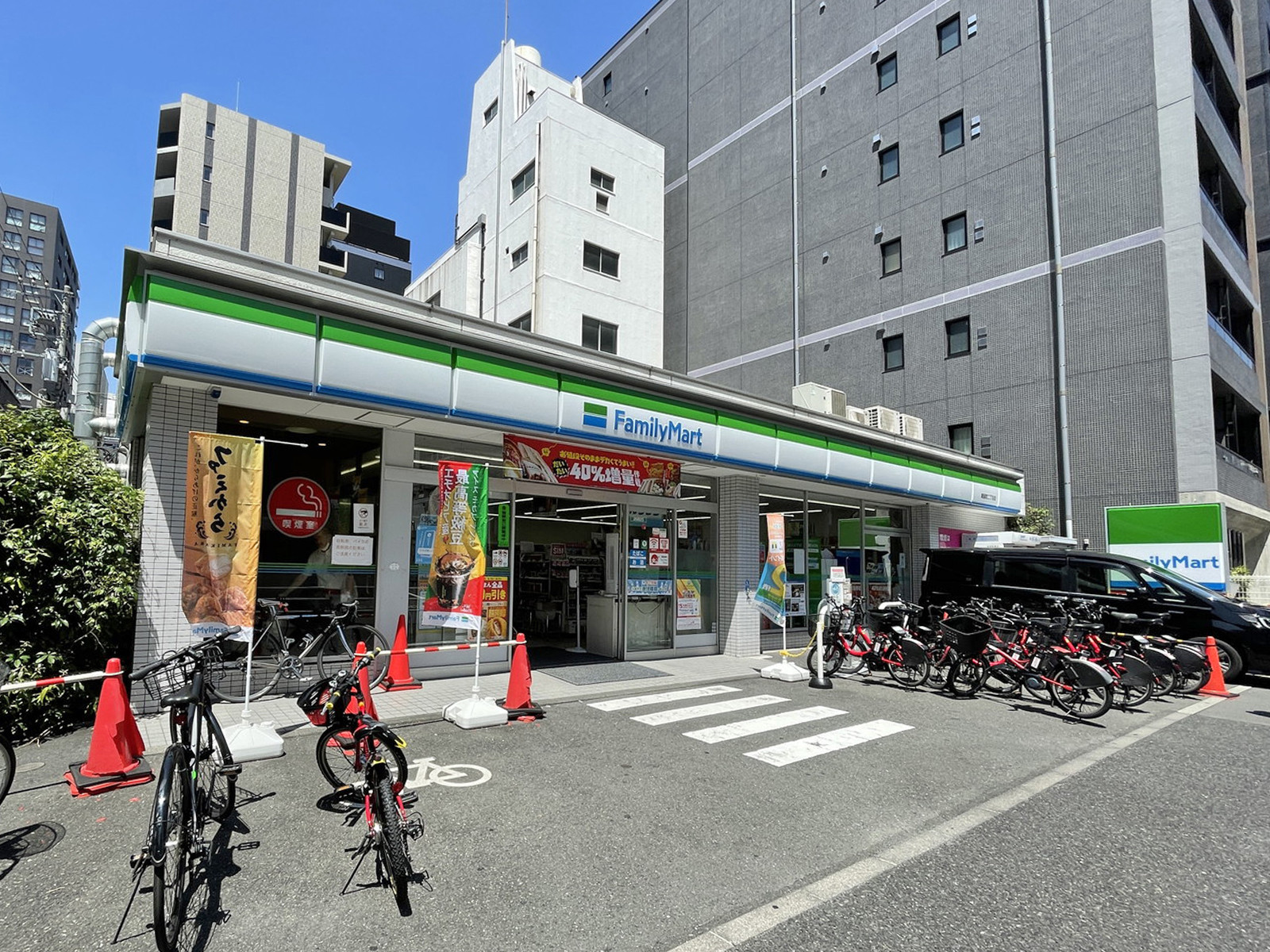 徒歩2分のファミリーマート堀留町二丁目店