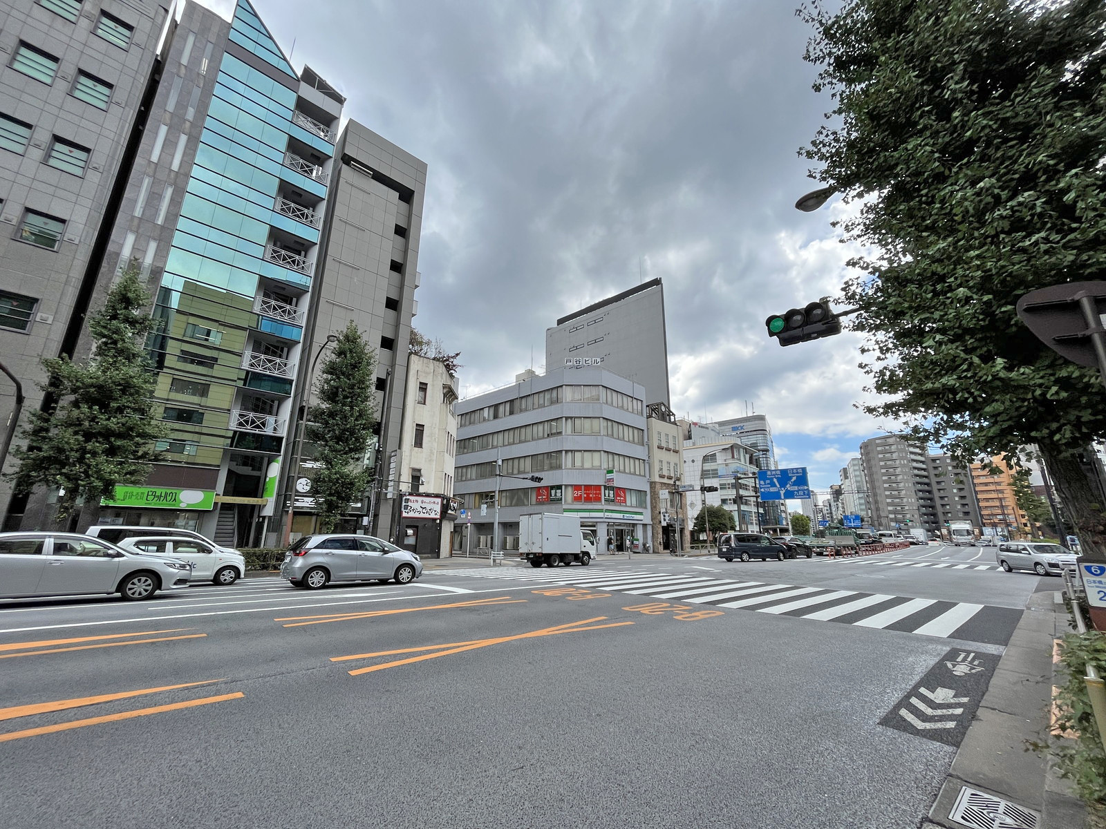 大地ビル前面の江戸通り