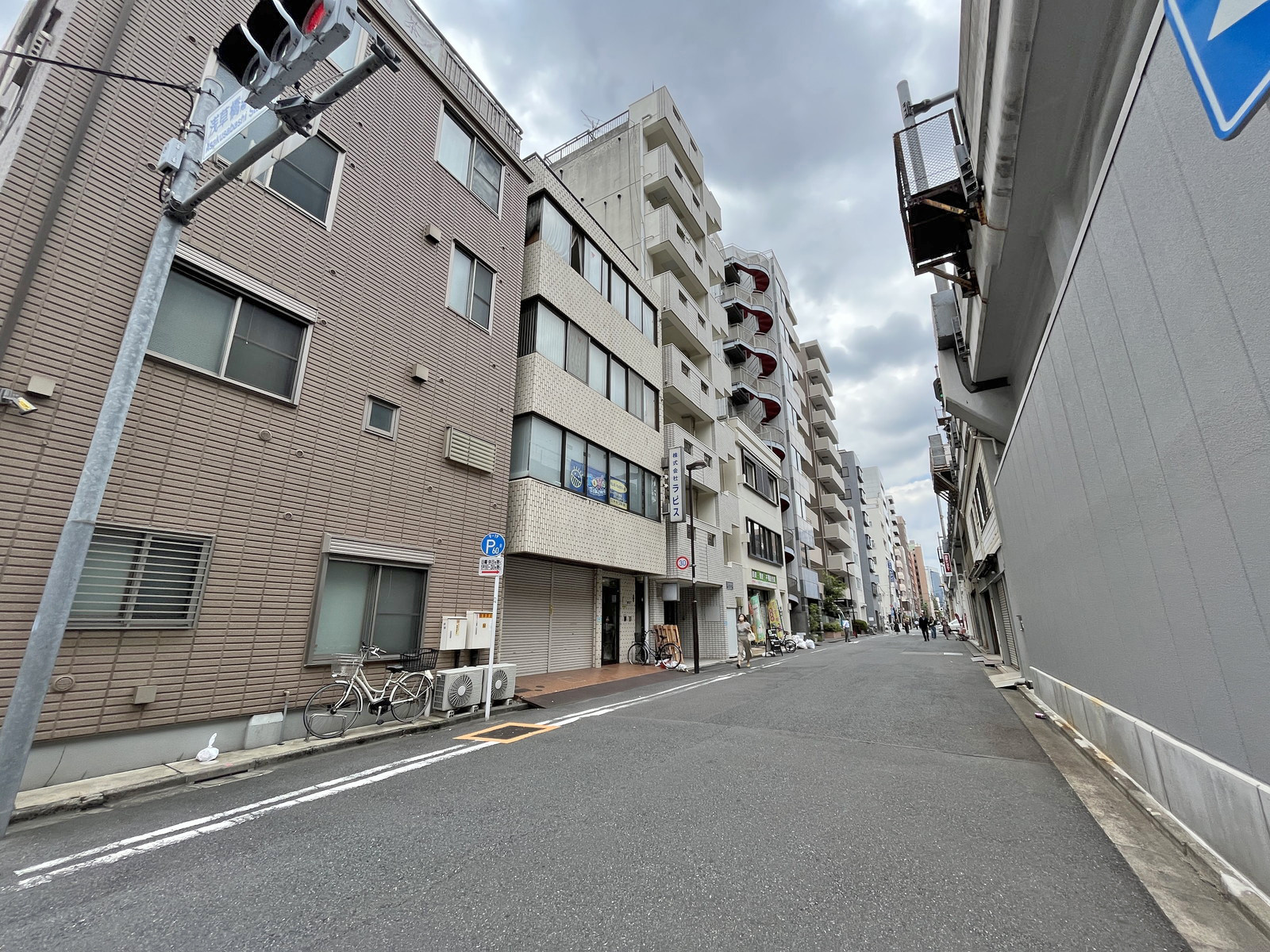 信成ビル前面通り