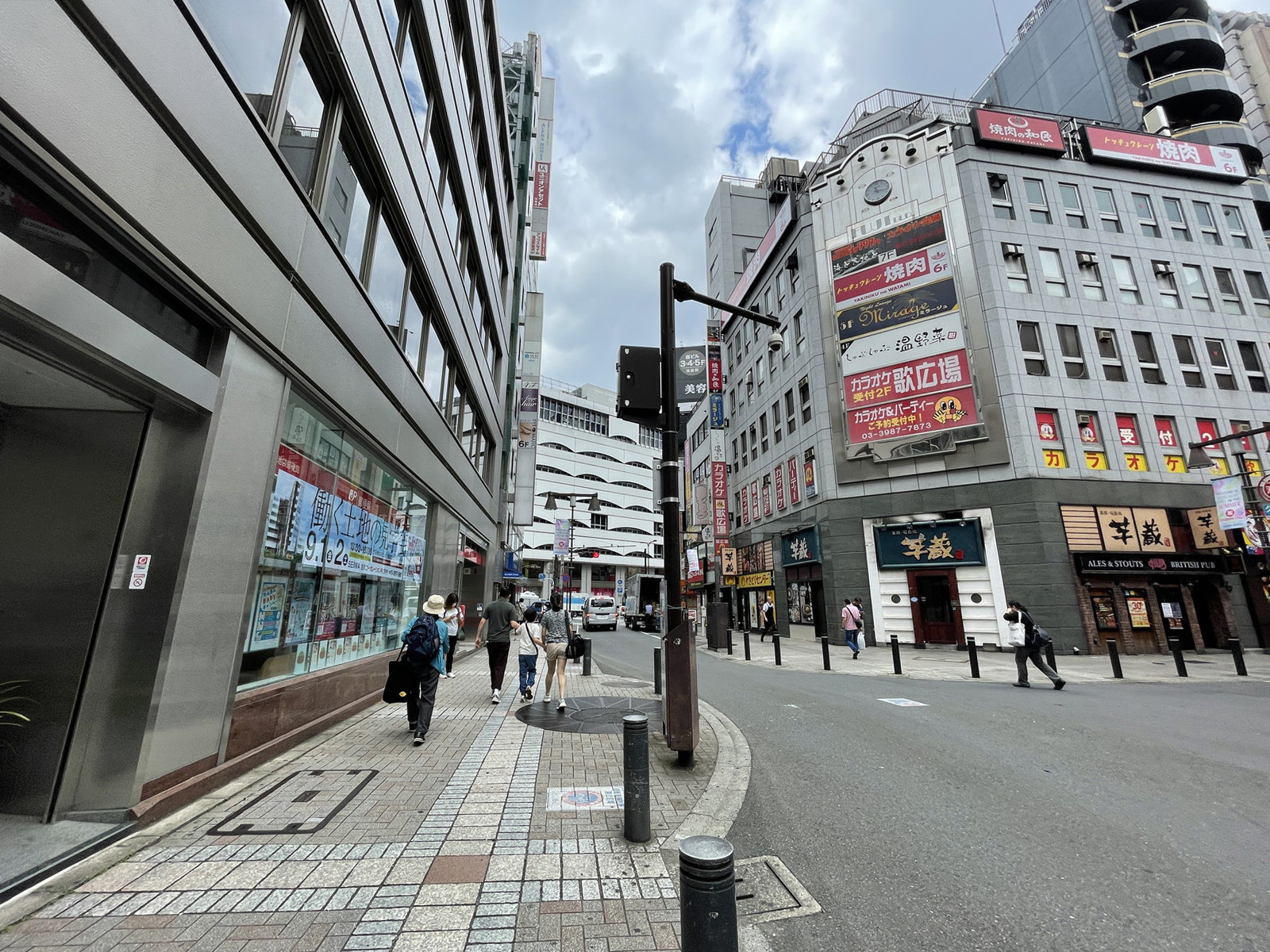 FUJIビル前面の通り