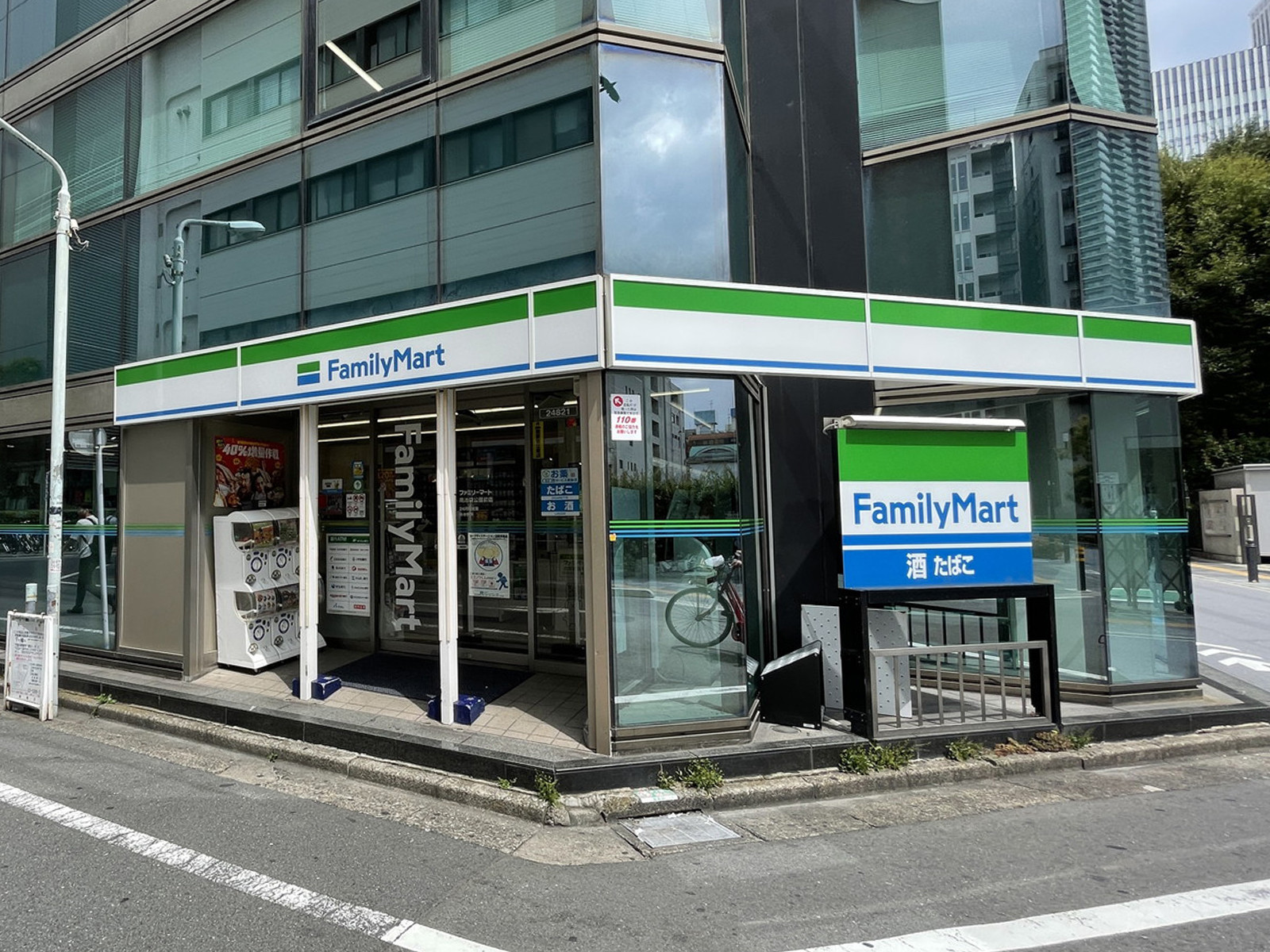 徒歩1分のファミリーマート南池袋公園前店