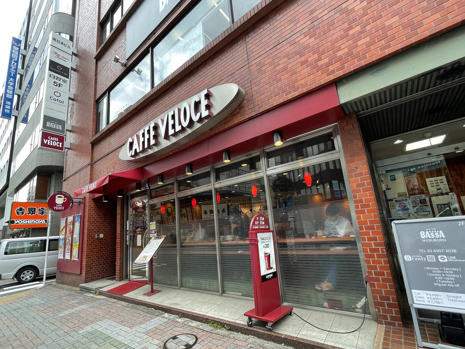 並びのカフェ・ベローチェ南池袋2丁目店
