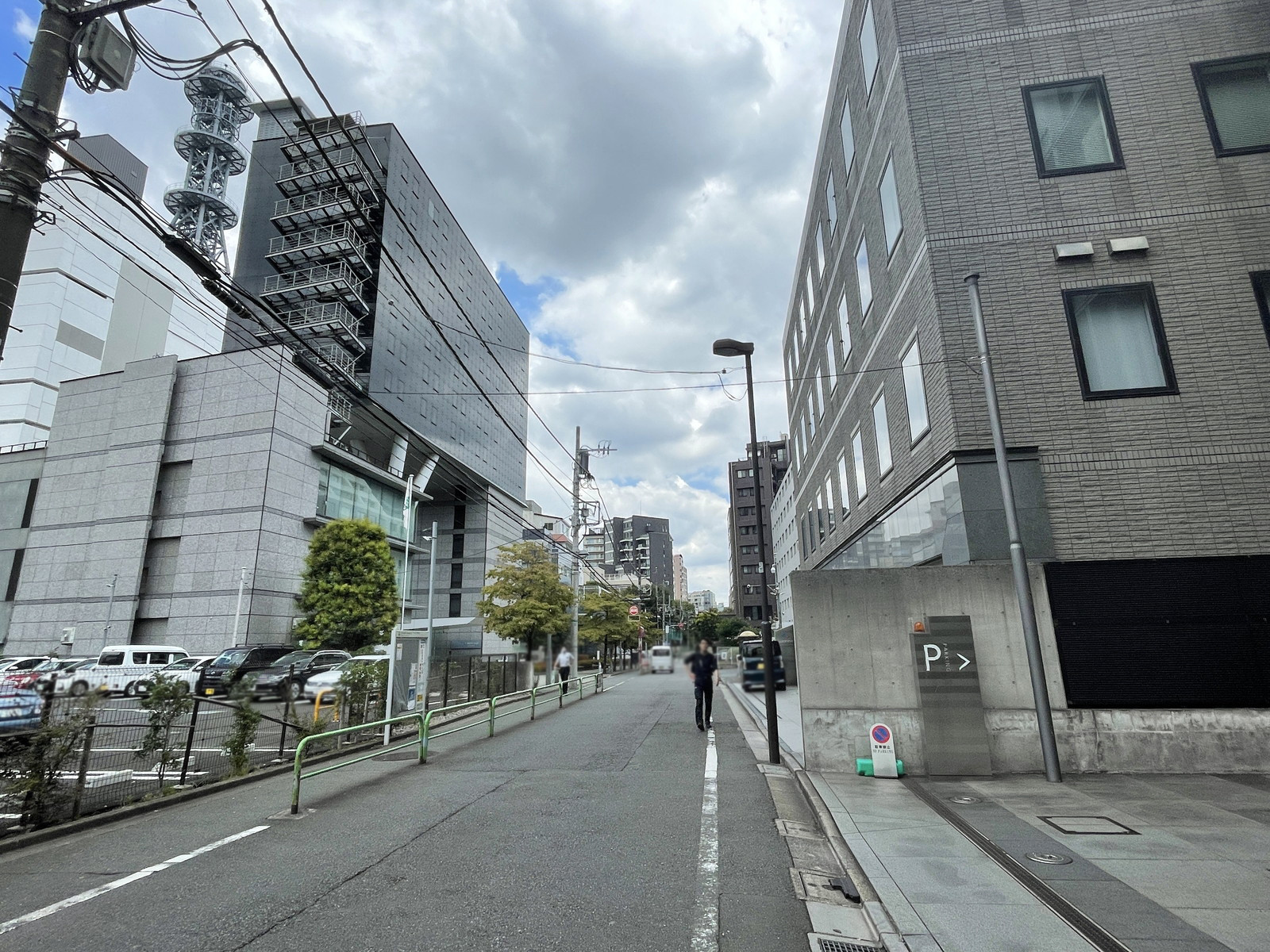 麹町スクエア前面の番町中央通り