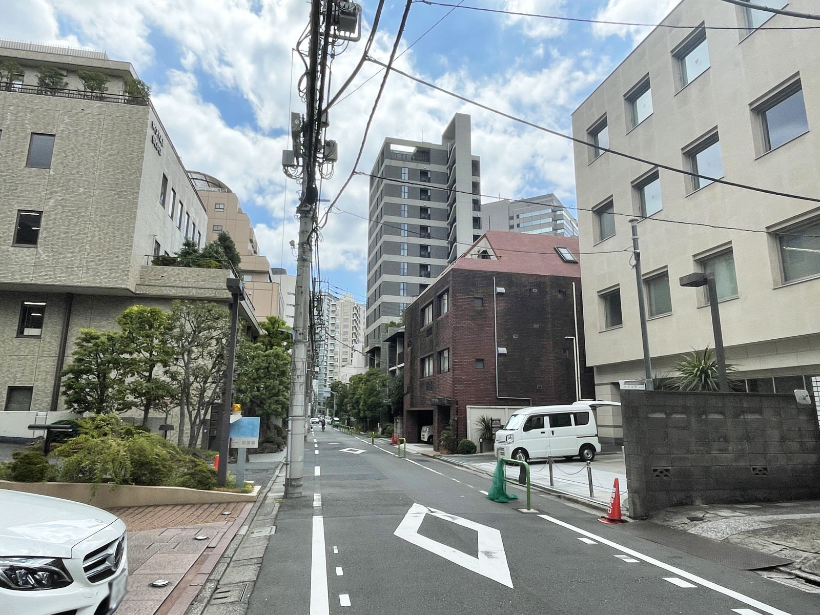 セブネスビル前面の通り