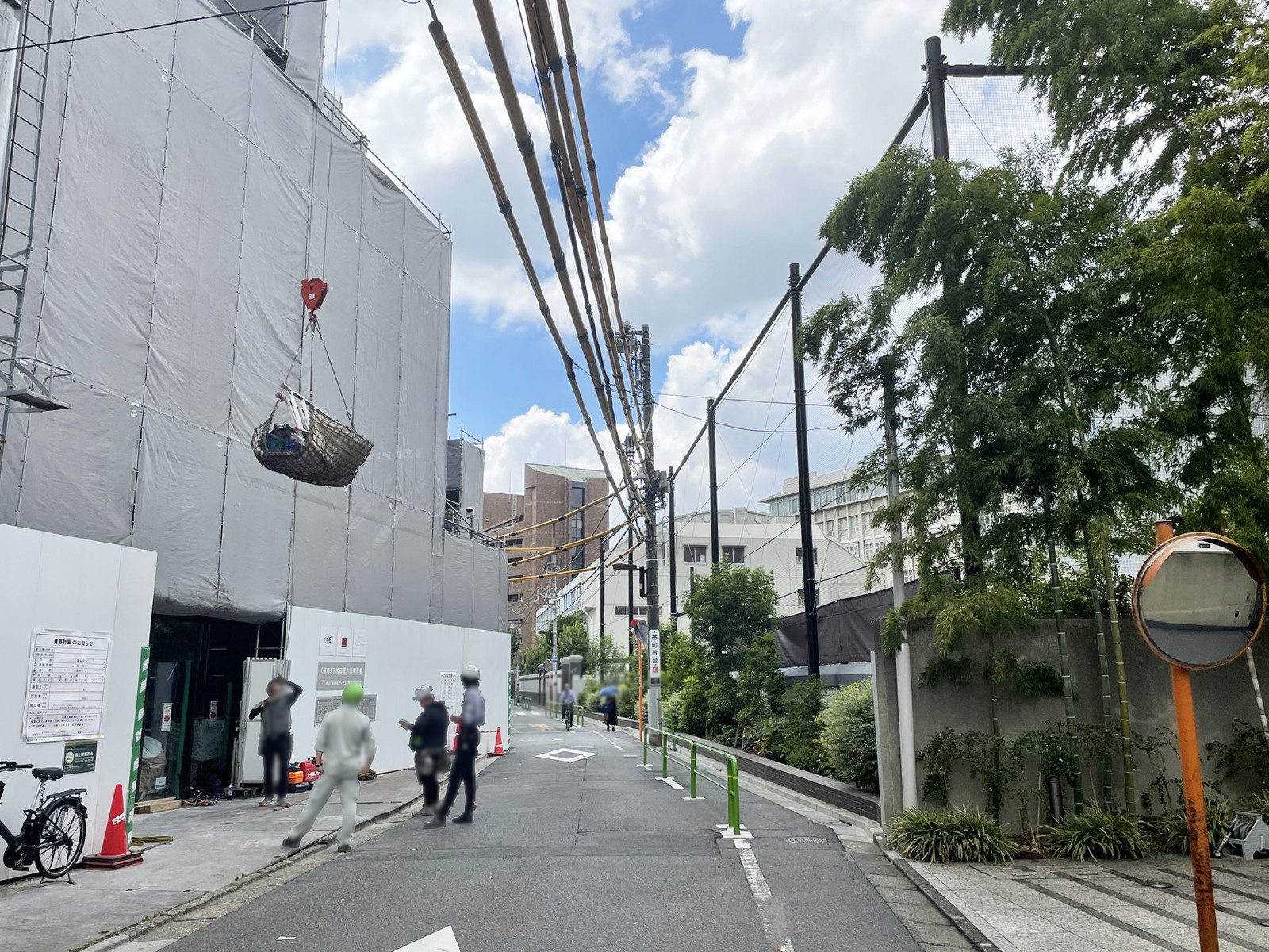 六番町市川ビル前面の番町学園通り