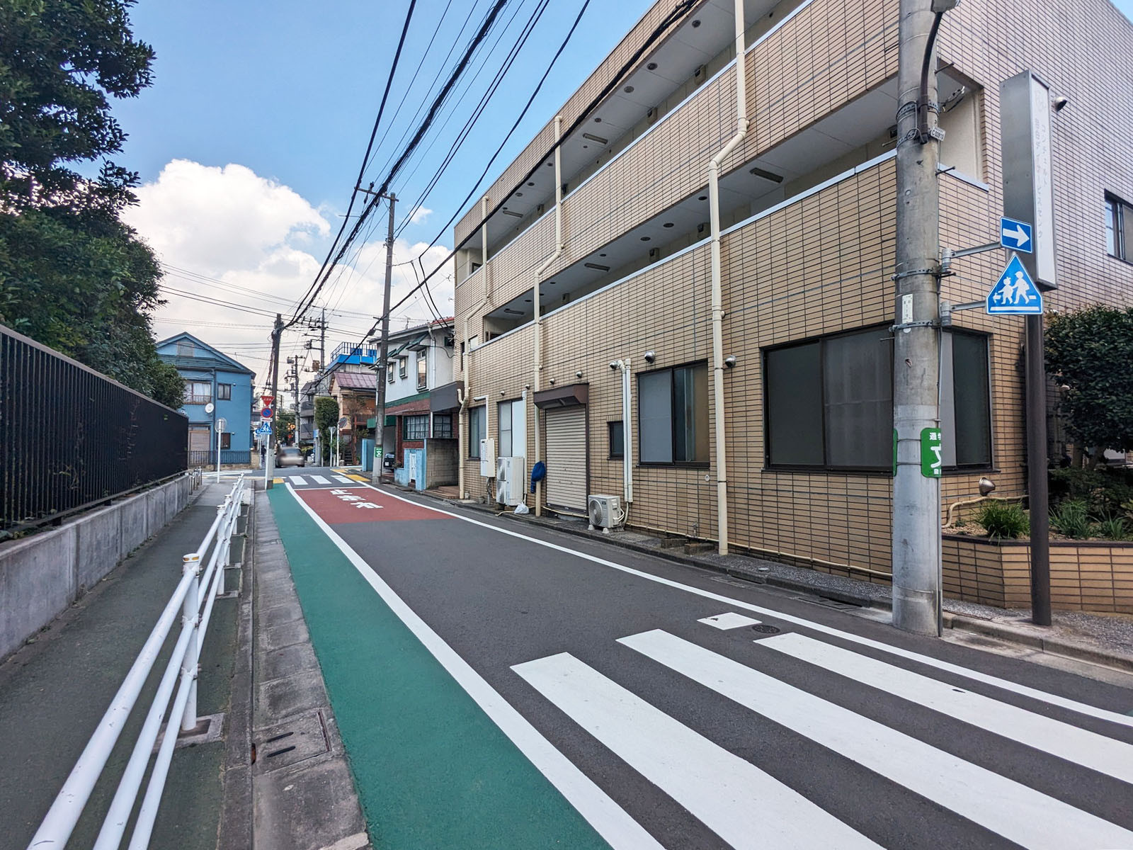 シャロン目白前面の通り