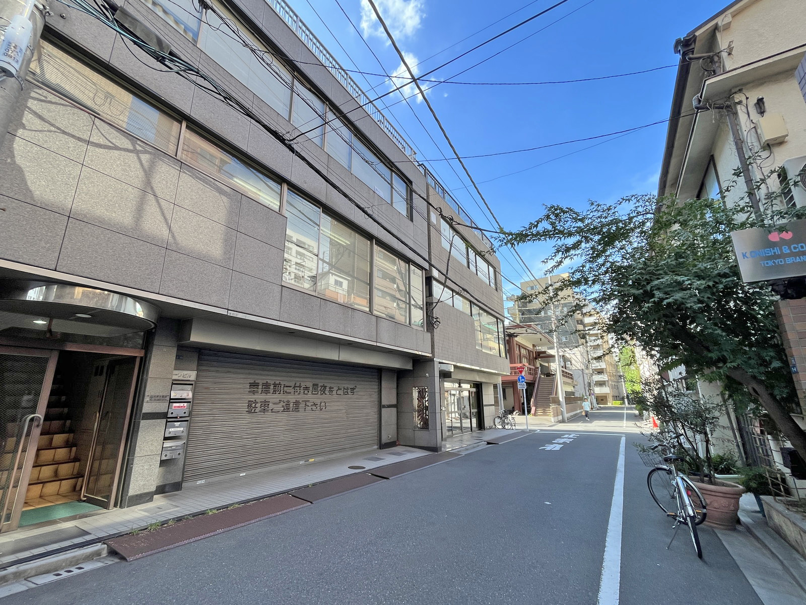 鳥越ケイワンビル前面通り