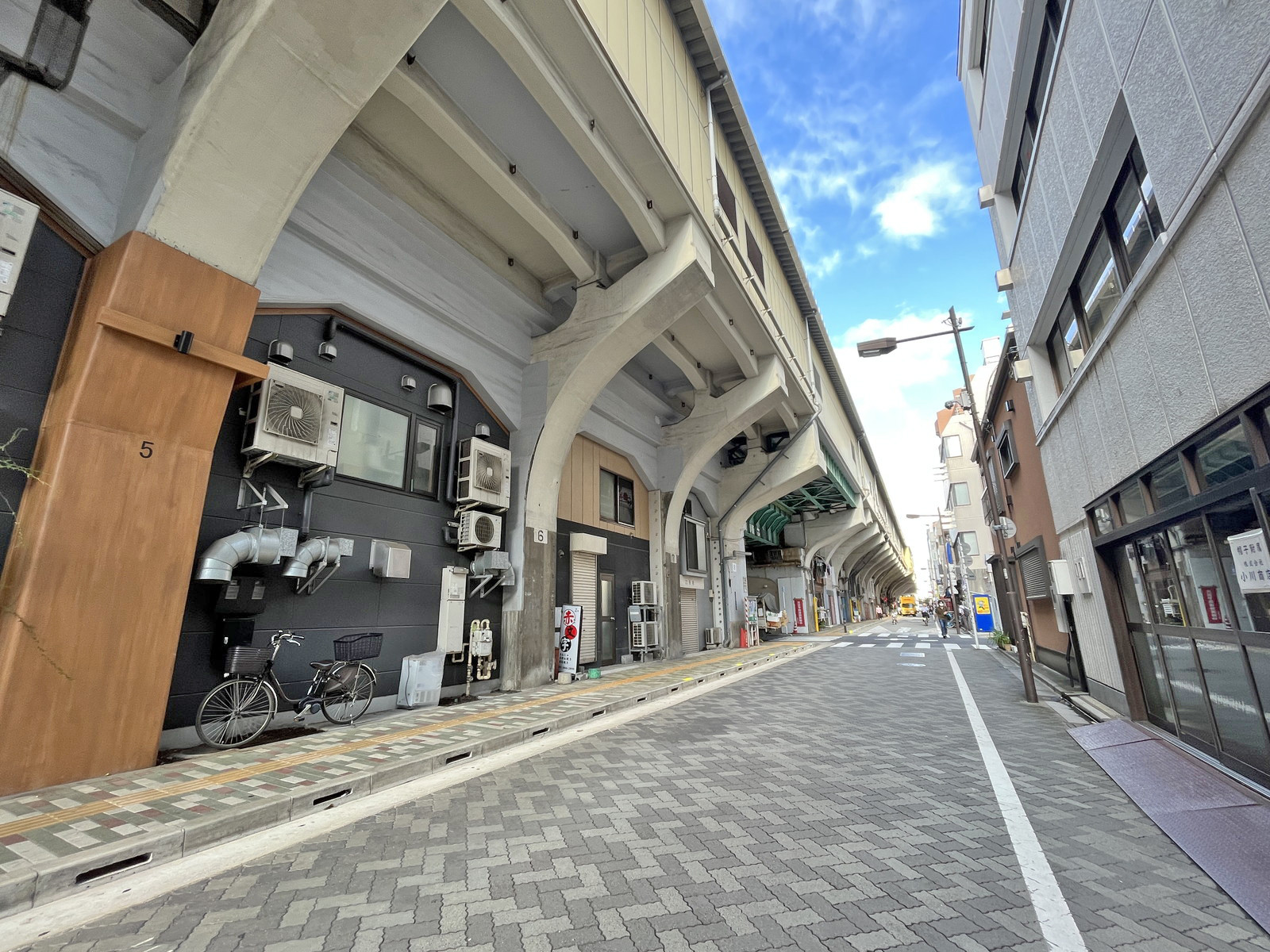 小川ビル前面通り