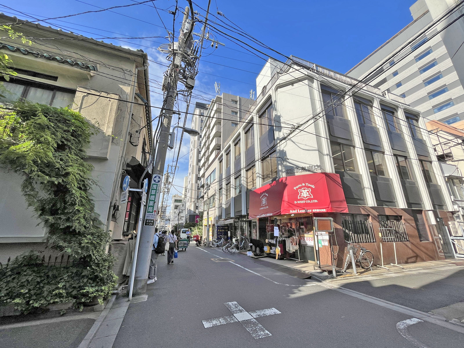 FAM Building前面通り