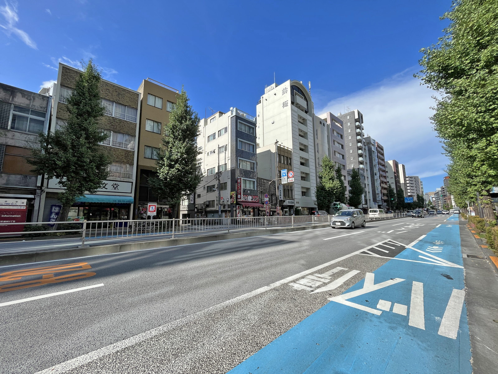 MASUDAYAビル前面の江戸通り