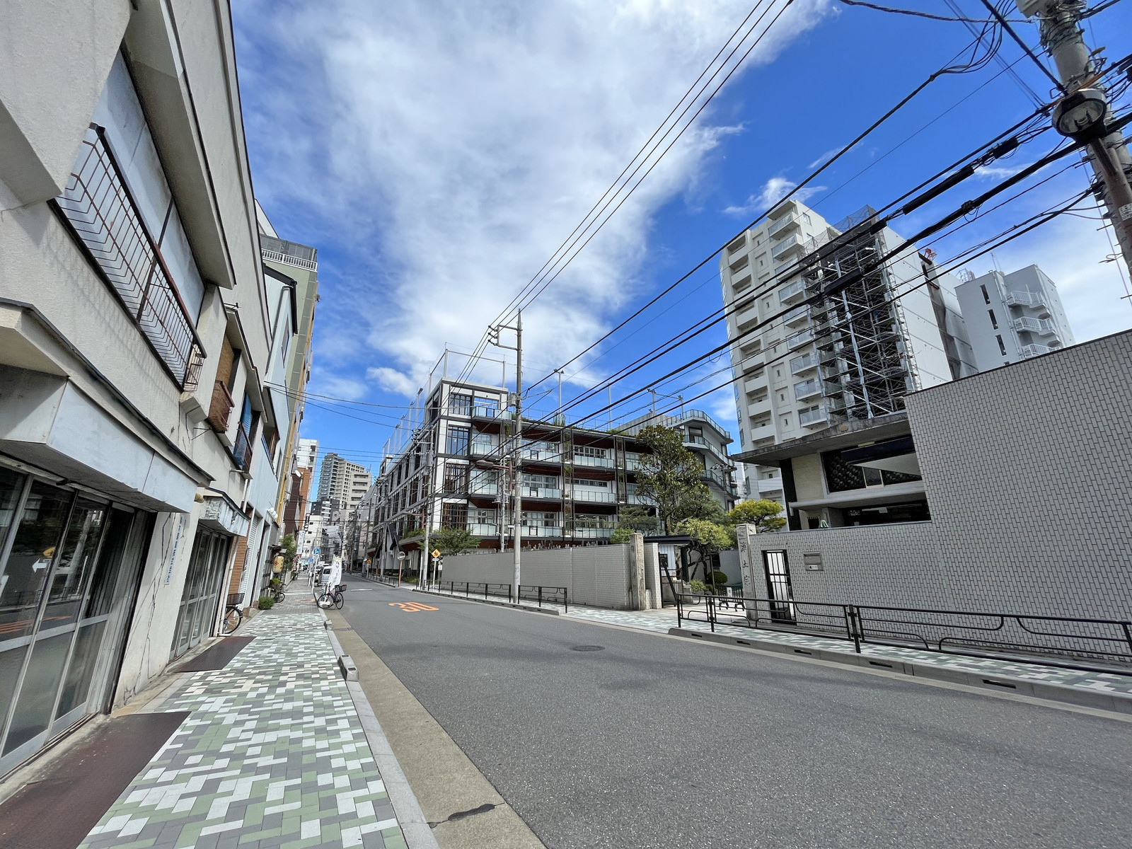 石川ビル前面の蔵前小学校通り
