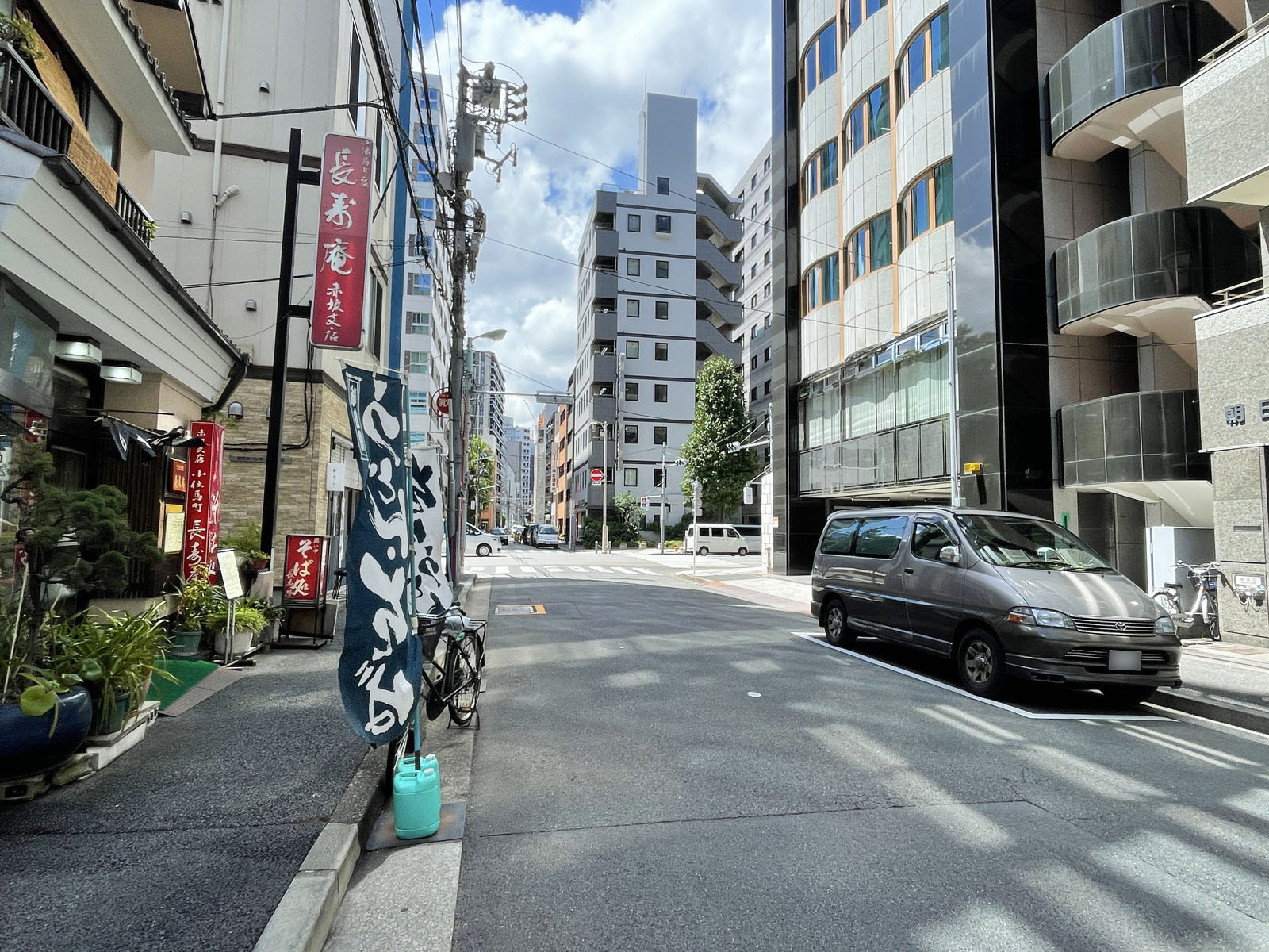 Biz Feel 日本橋小伝馬町前面の通り
