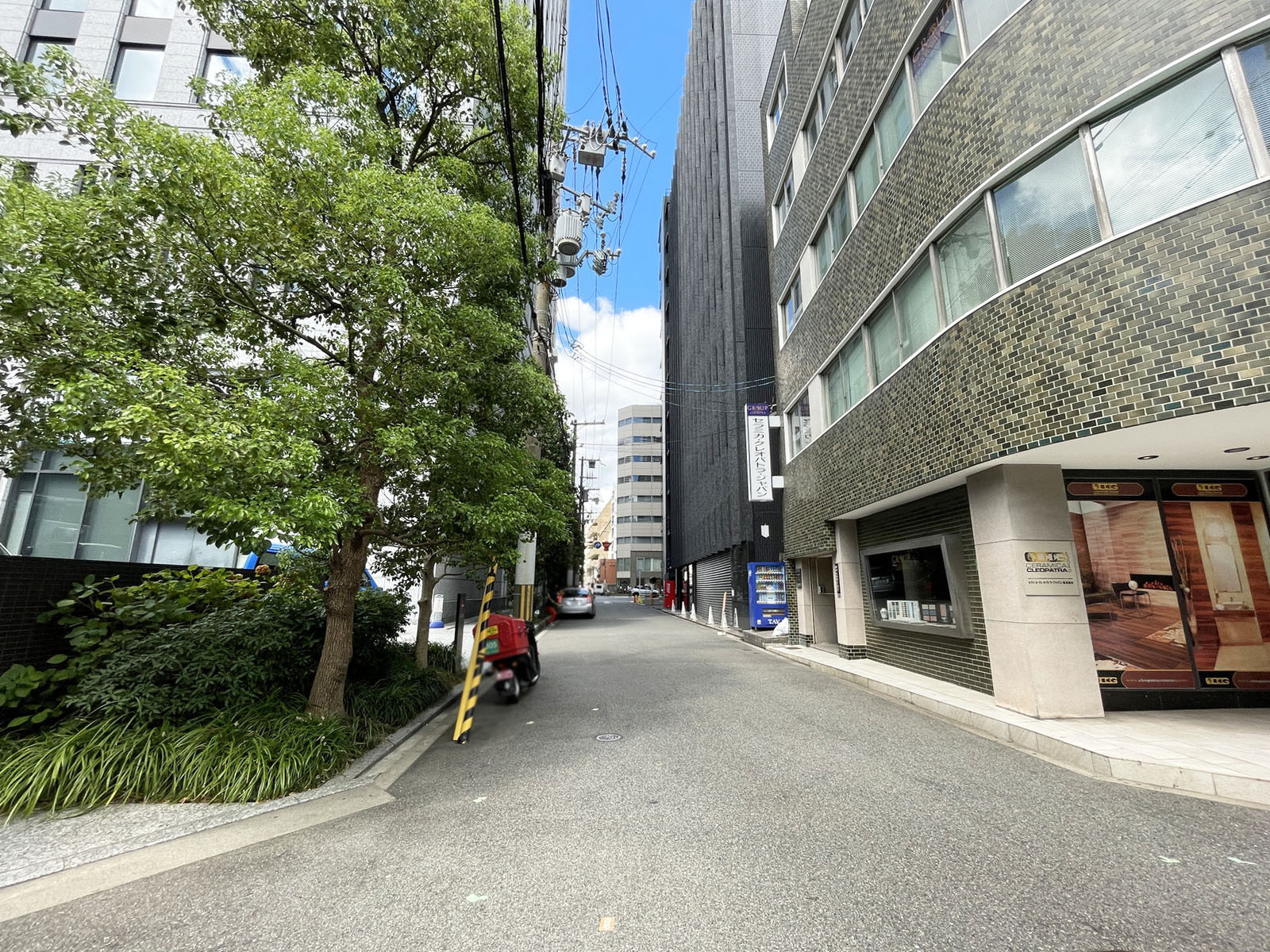大阪陶磁器会館前面の通り
