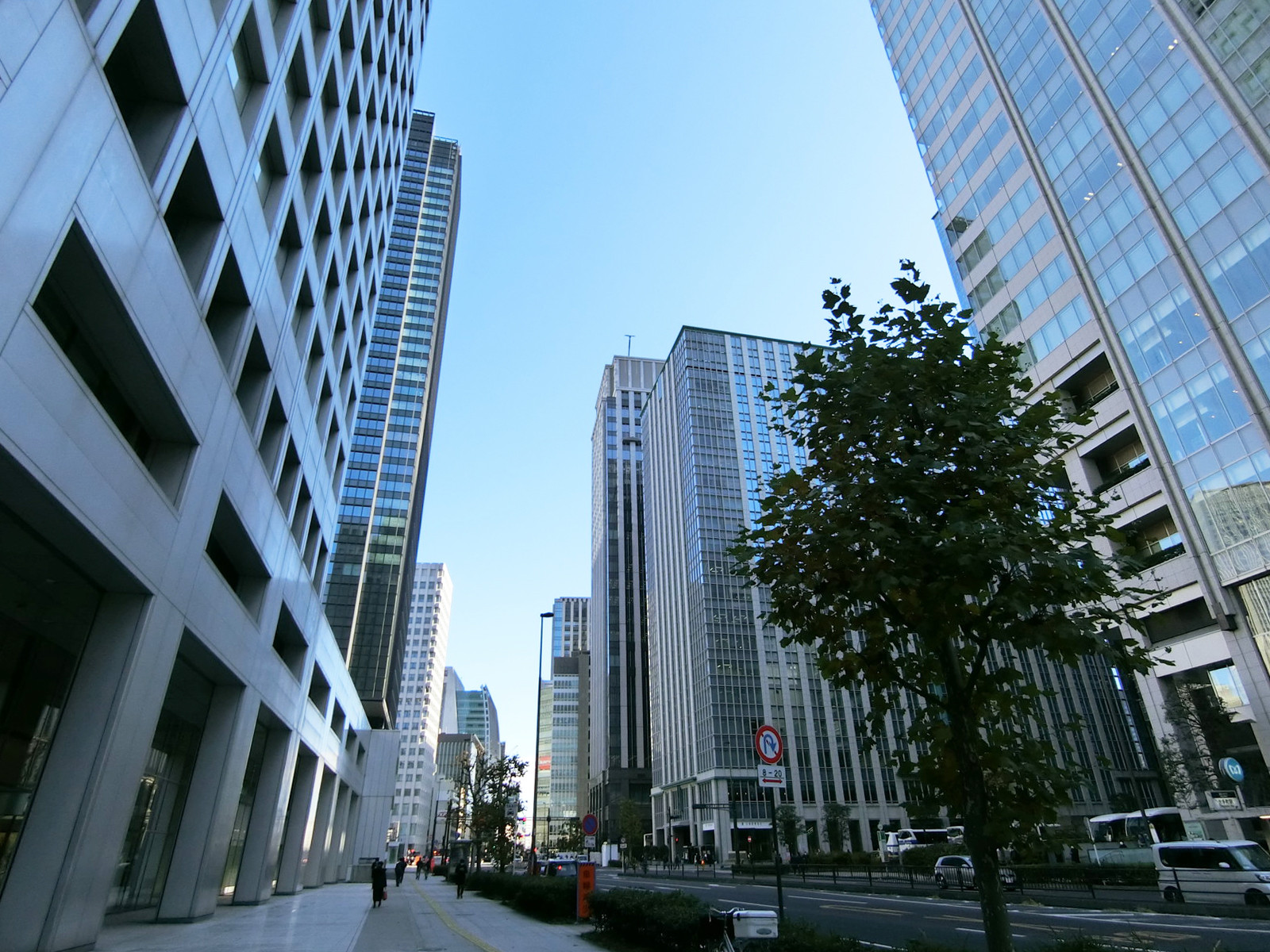 周辺は高層ビルが立ち並ぶエリア