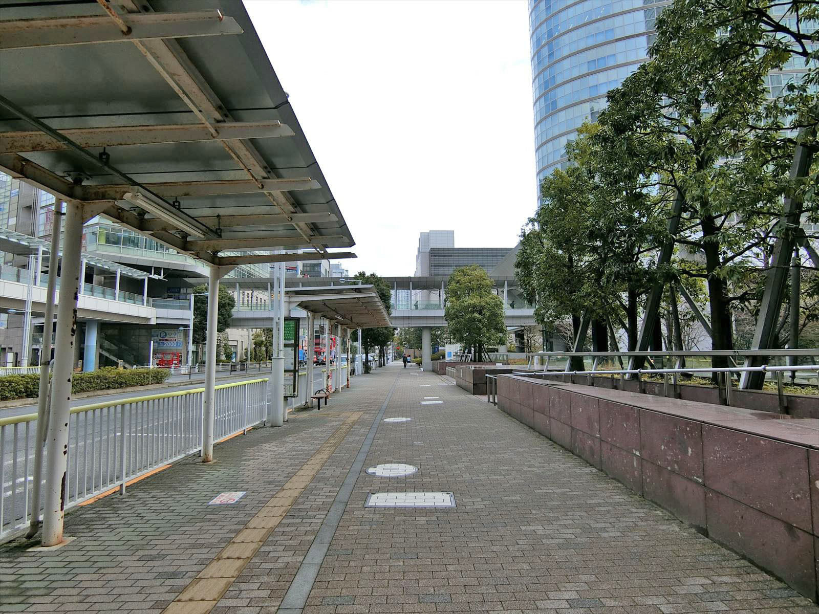 品川イーストワンタワー前面の通り