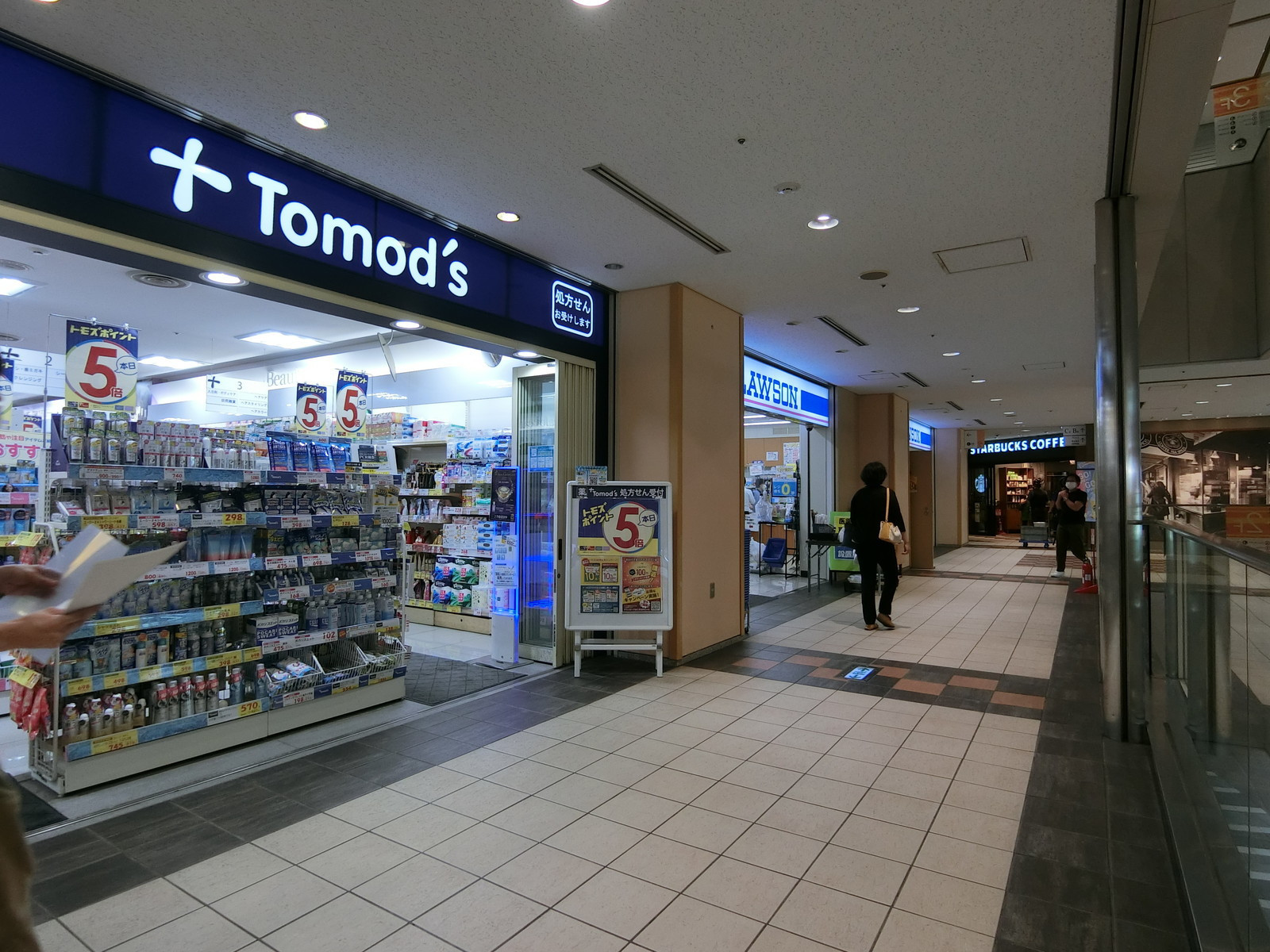 付近のビル内の商業施設の様子