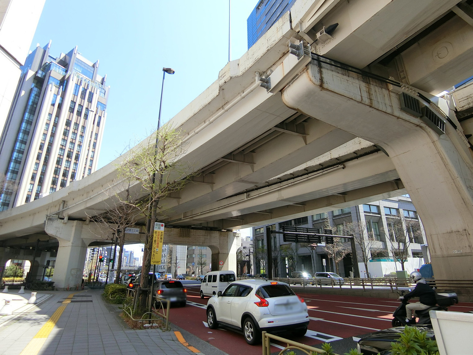新宿パークタワー前面の通り