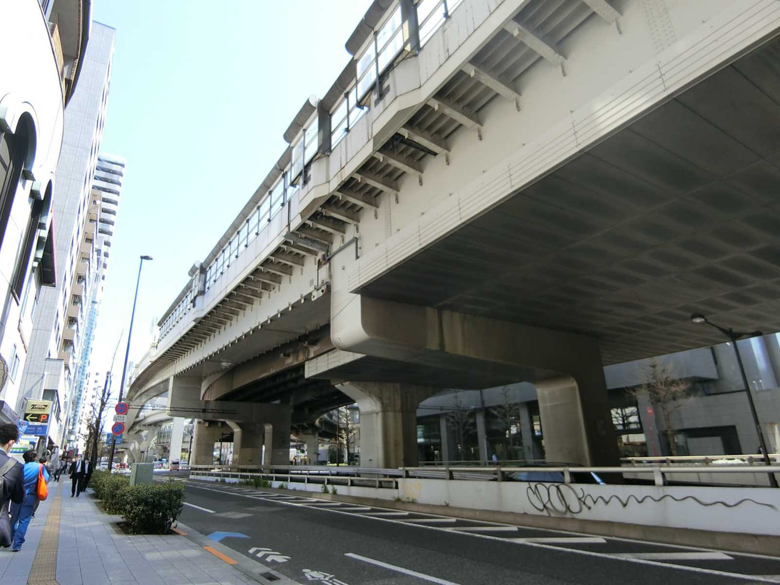 周辺は交通量が多いエリア