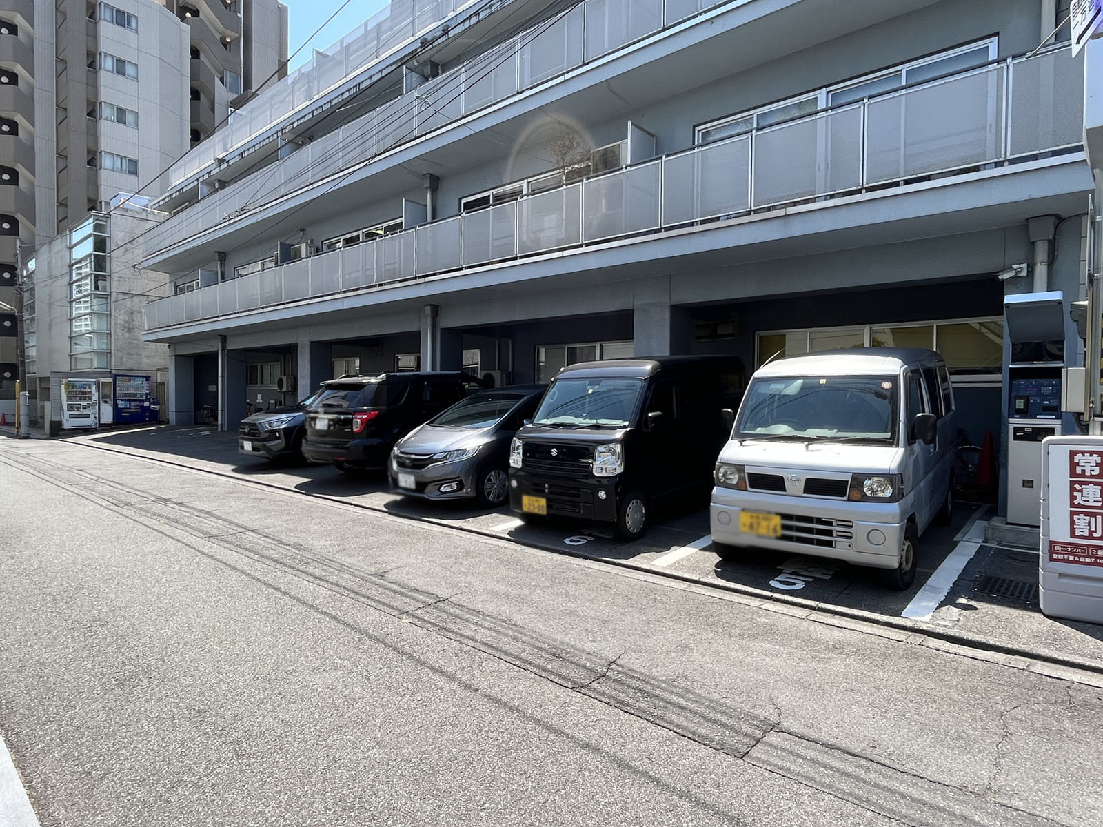 麻布スカイマンション前面の通り